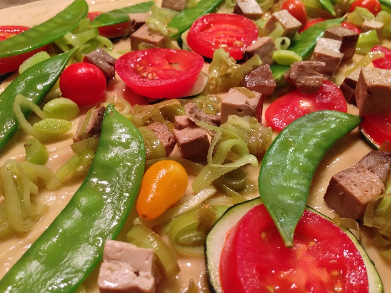 Flammkuchen mit Mandelmuscreme, Tofu & Gemüse