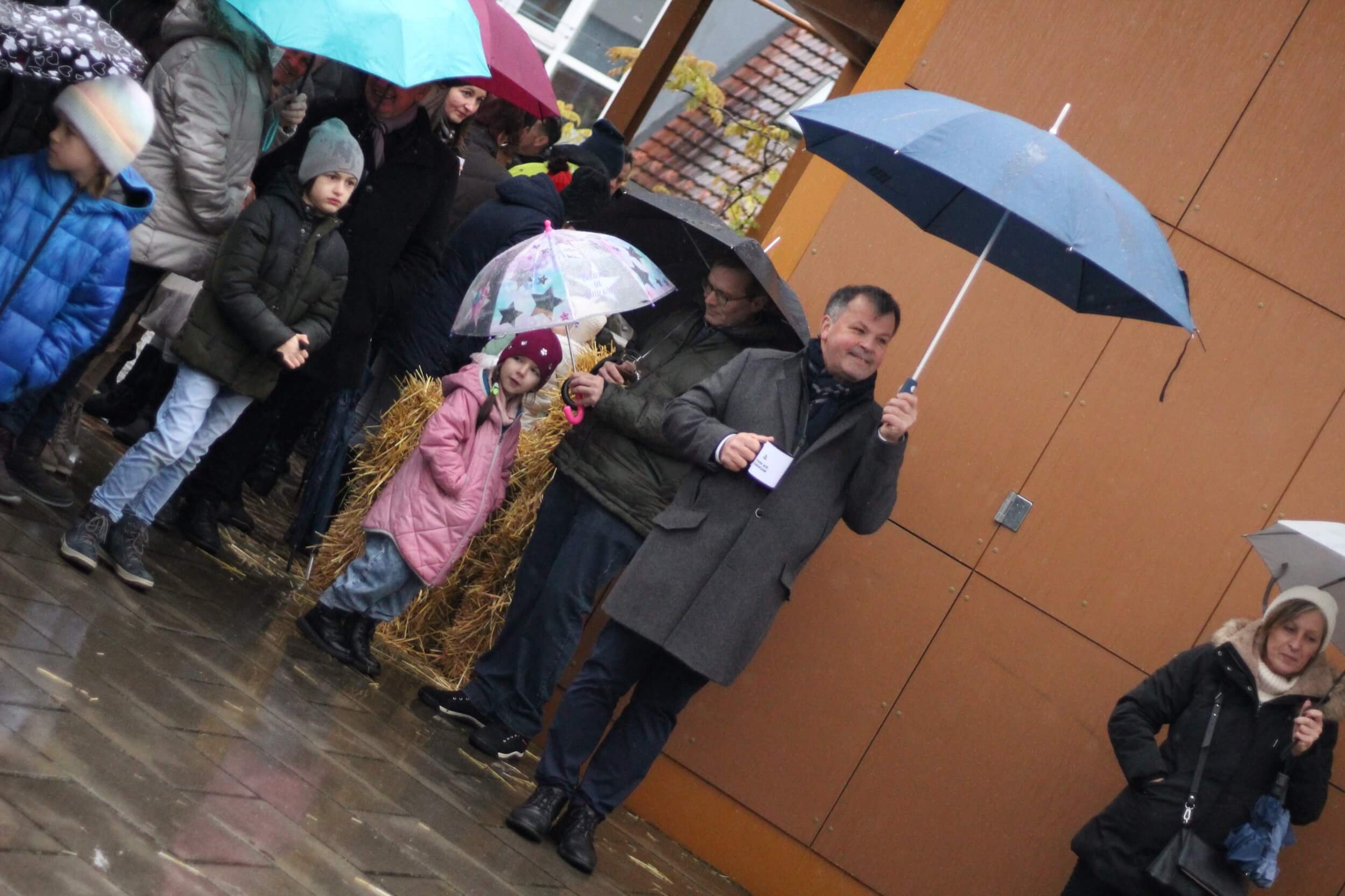  Bürgermeister Helmut Ofner - mit obligatorischem Regenschirm - beim Adventln 2022 
