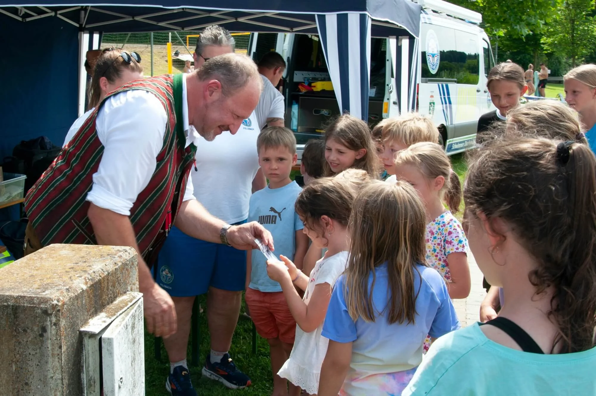 JuniorAktion2024_Kirchberg_Uebergabe1 Wasserrettung.jpg