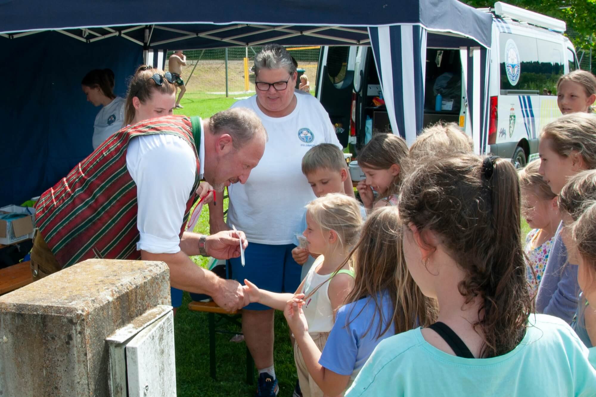 JuniorAktion2024_Kirchberg_Uebergabe2 Wasserrettung.jpg