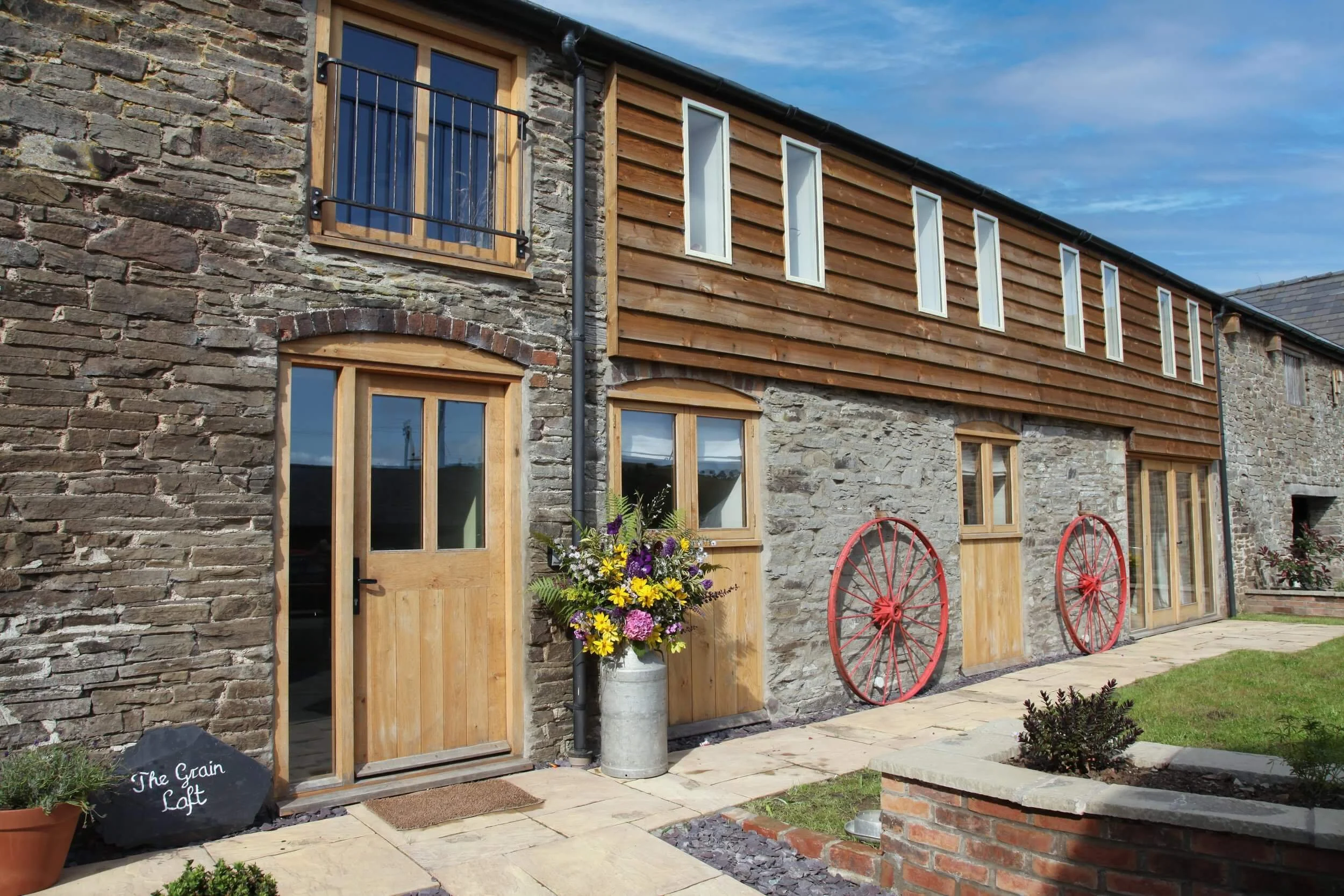 A+beautifully+renovated+400+year+old+barn+ozzing+with+character+copy-2.jpg