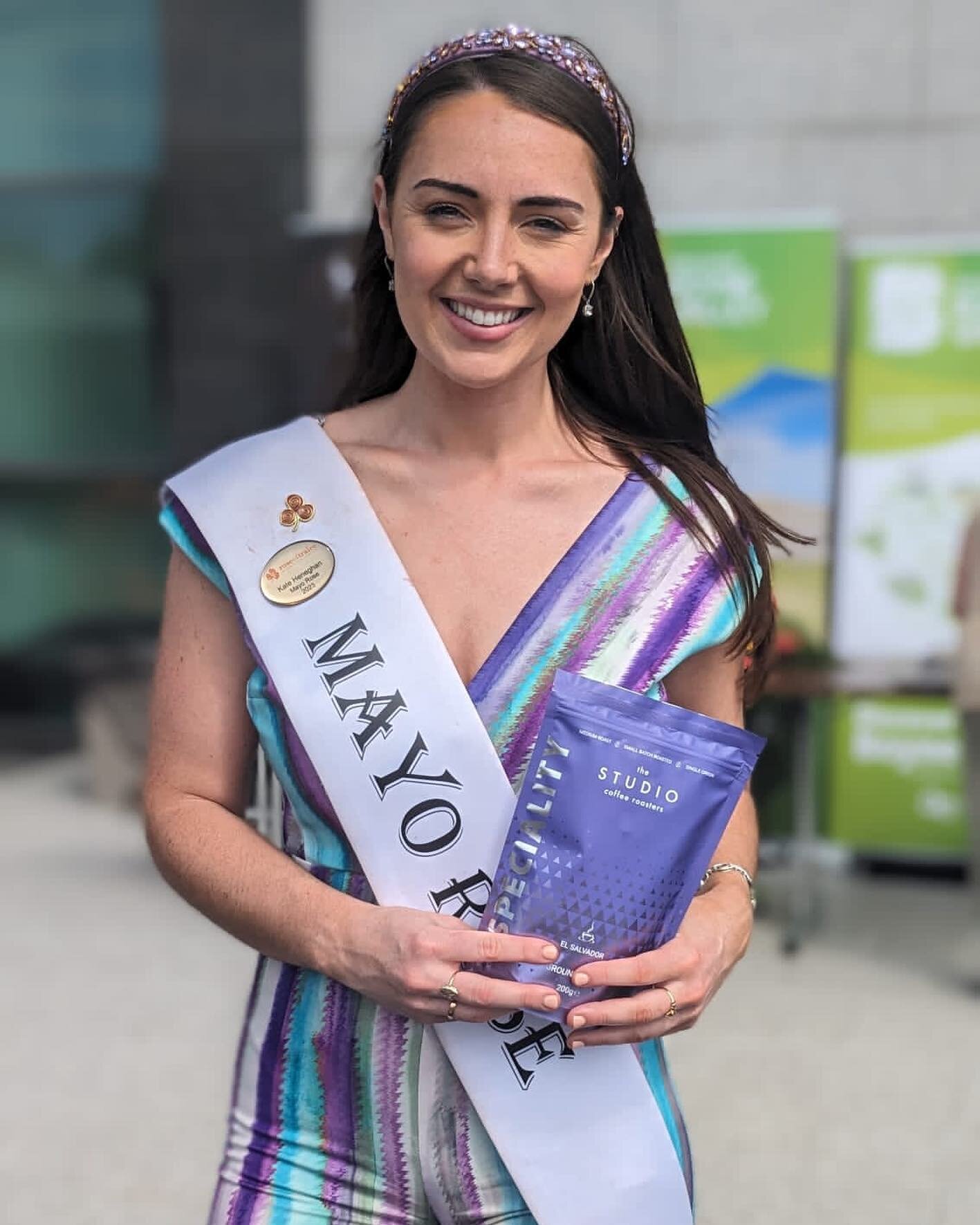 Great to be part of the meet the roses event @meathcoco today - meet the Mayo Rose - (Kate Heneghan) the early bookies favourite with our Great Taste award winning El Salvador coffee ☕️the perfect match #roseoftralee #specialitycoffee #meathrosetour2