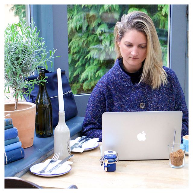 The #girlboss doing her thing in a sea of #axtenpr blue👌🏻#onbrand #blue #pr #brandpr #beautypr #theploughivyhatch