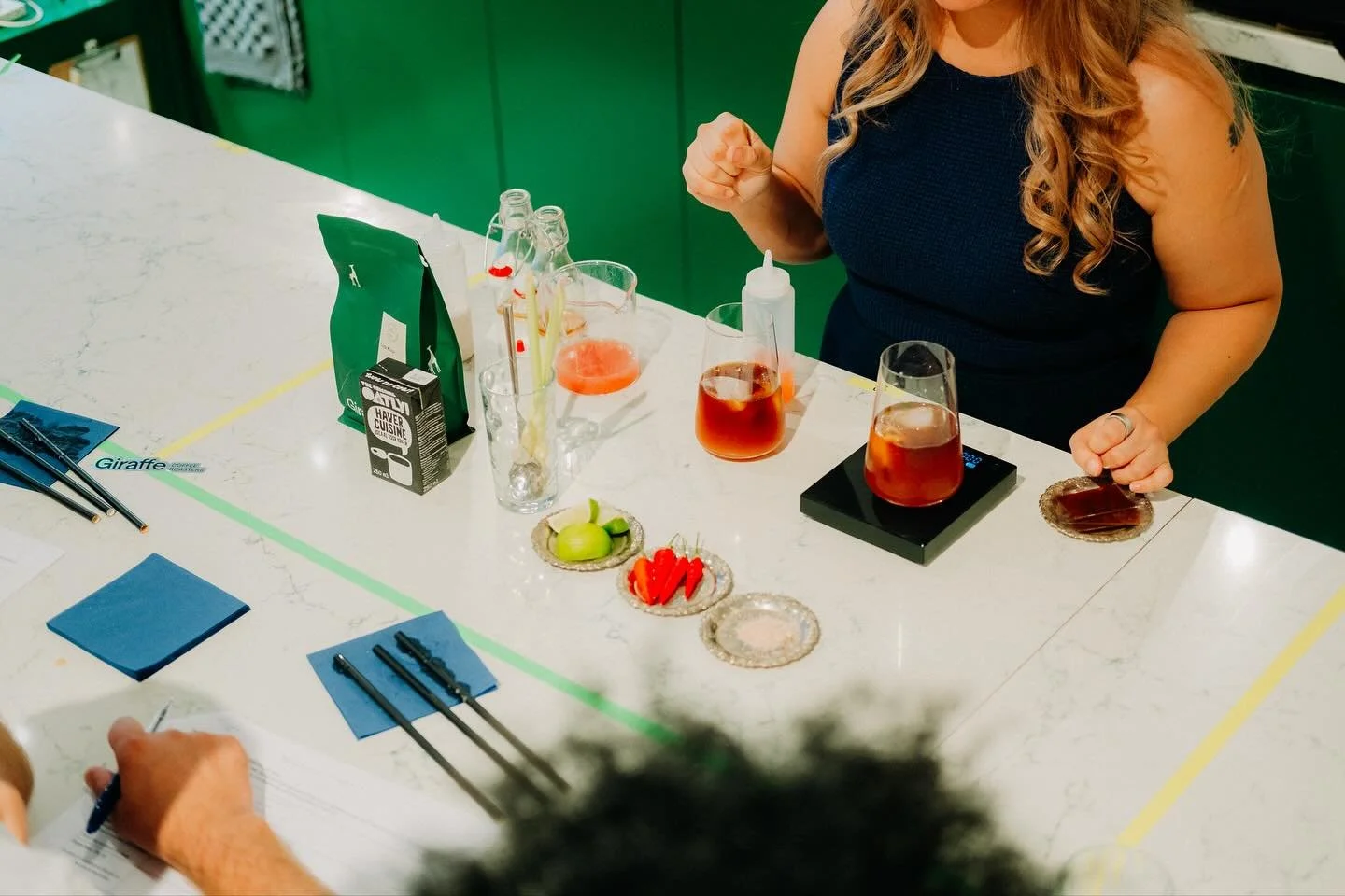 Getting your photo taken by @connorhoutman is like a rite of passage into the Dutch coffee scene ๐คฉ
Spicy stuff at @giraffecoffeeroasters x @oatly x @restaurantrenilde Sig Drink Sling ๐ถ๏ธ