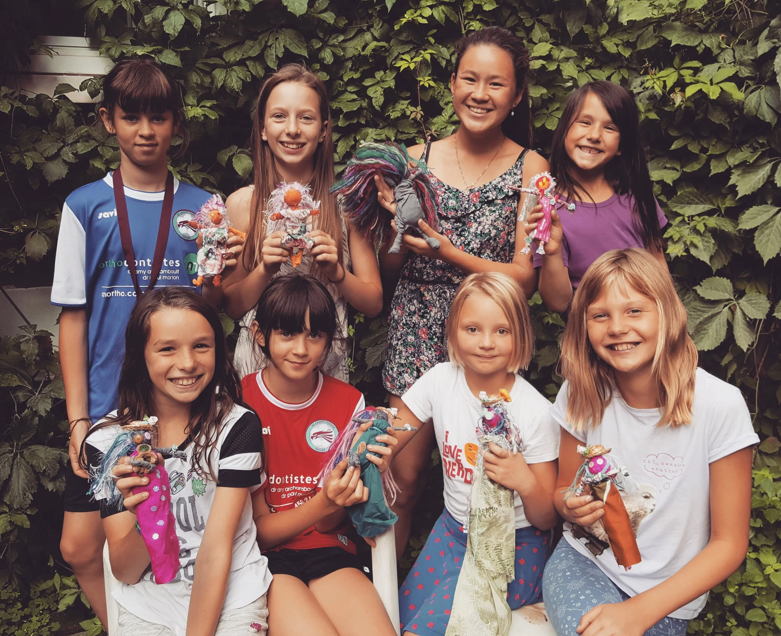 Fête de confection de poupée Fionsy dans le jardin, l'été.
