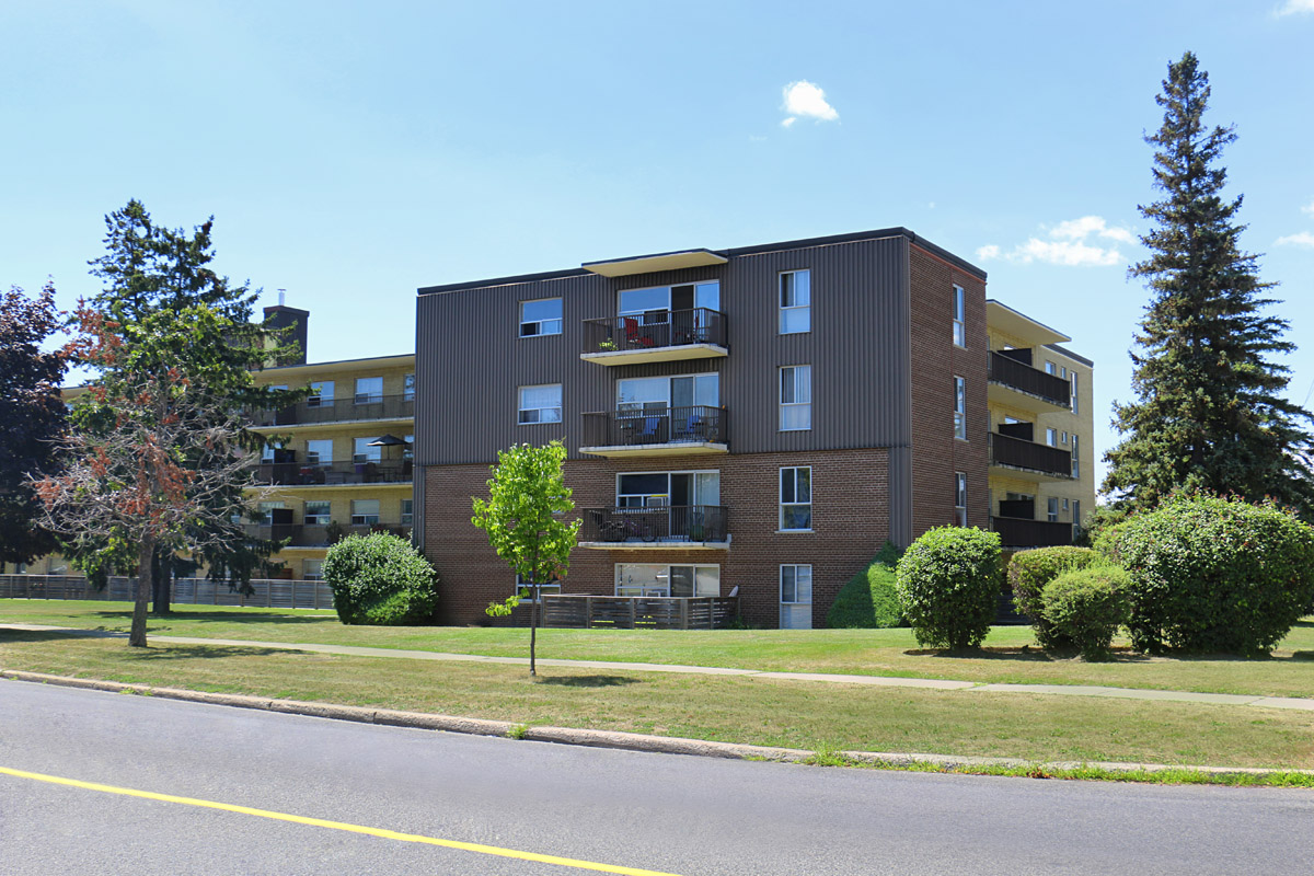 3R09 - 60 Underhill Drive - Photo5 Side.jpg