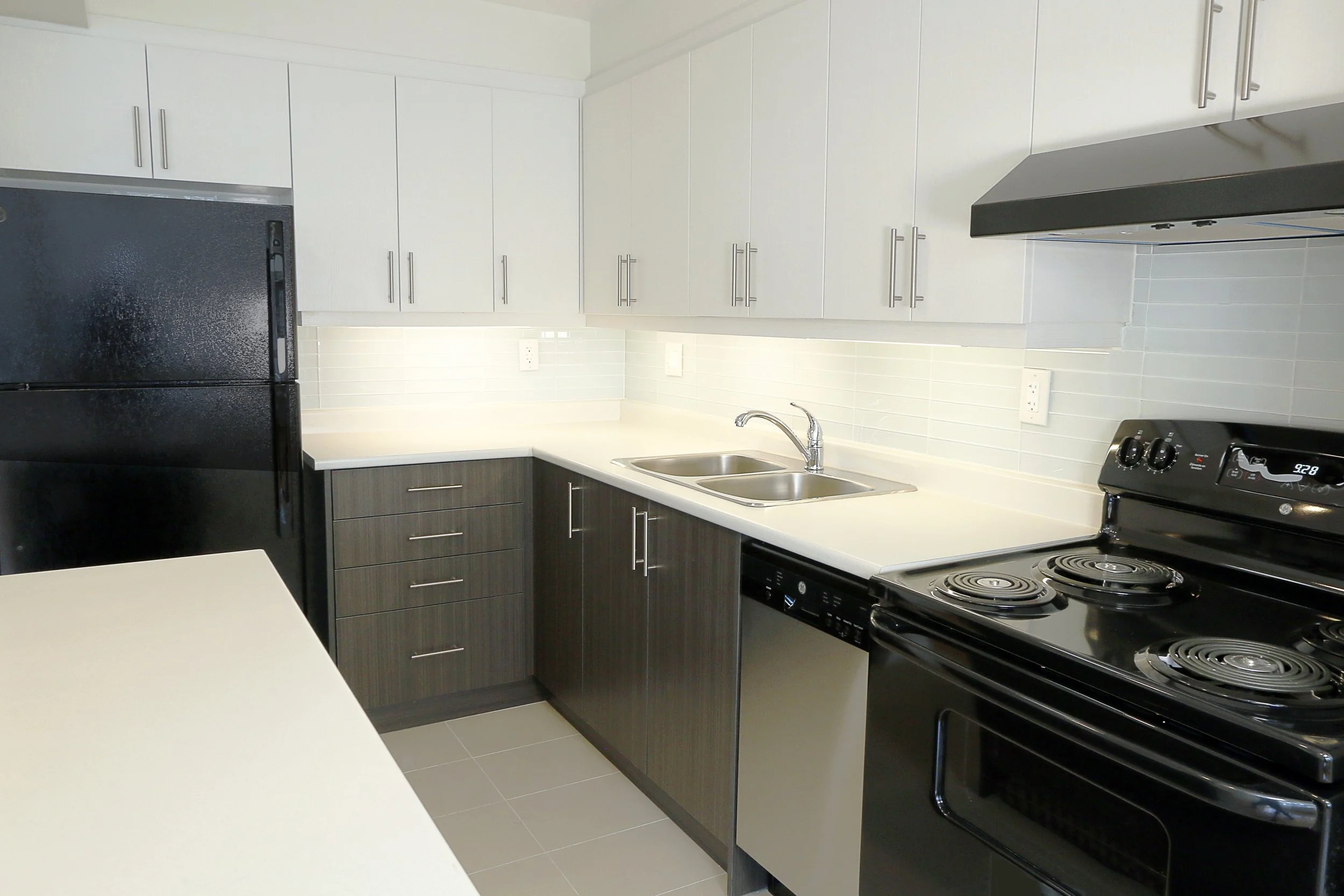 3R - 30E-406 Two-Toned Kitchen.jpg