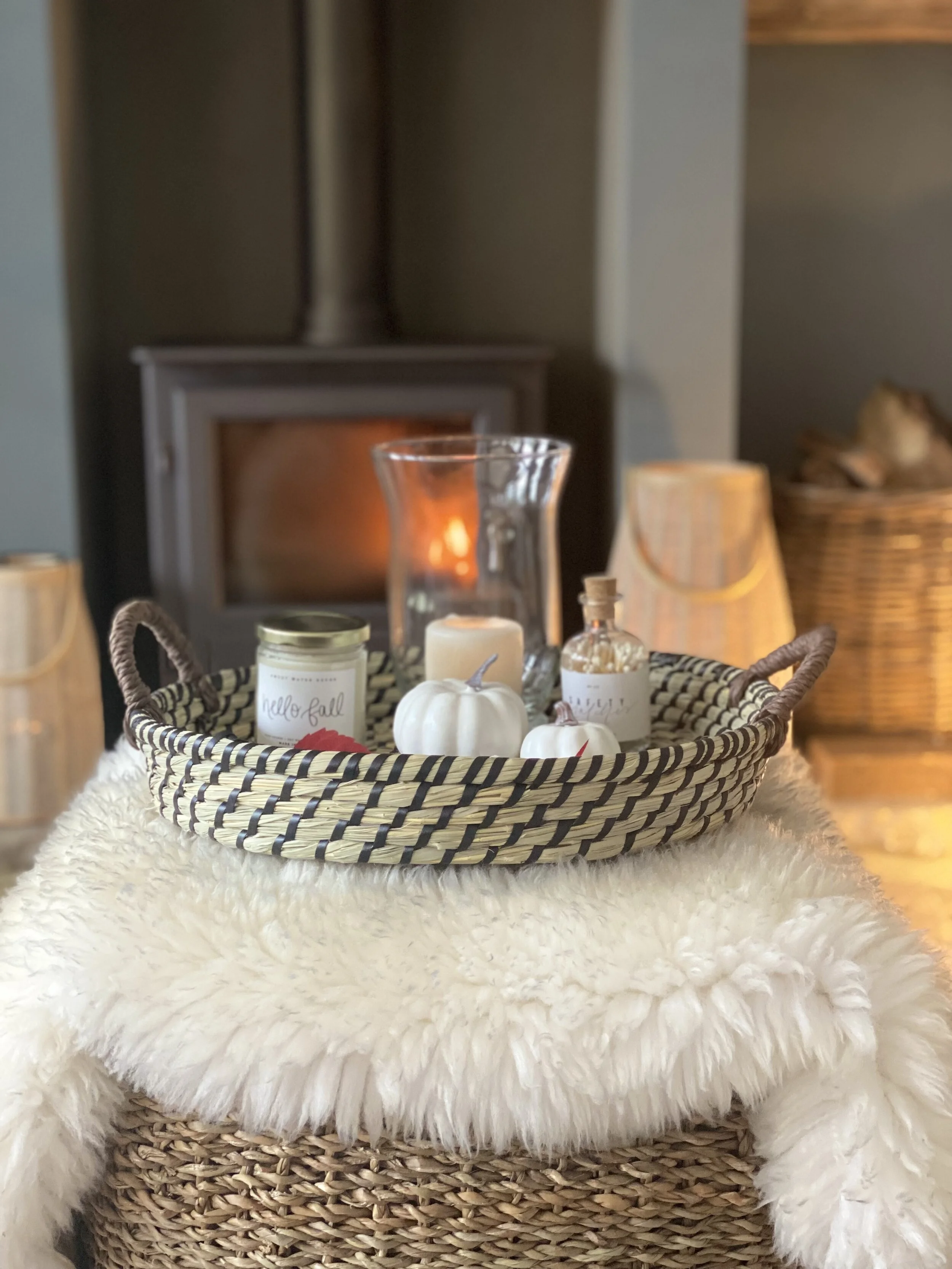 Round woven tray