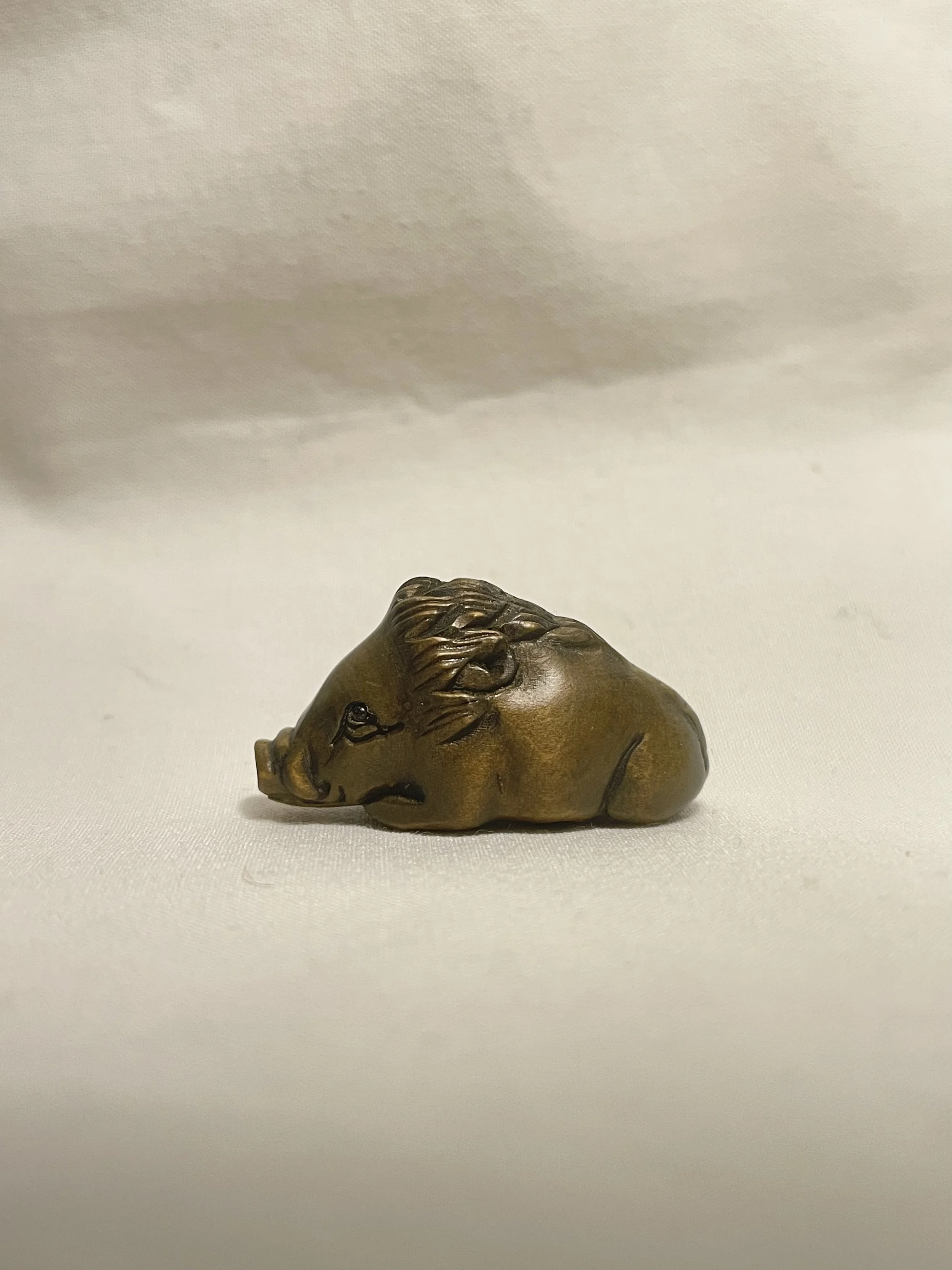 Petit netsuke en bois sanglier couché