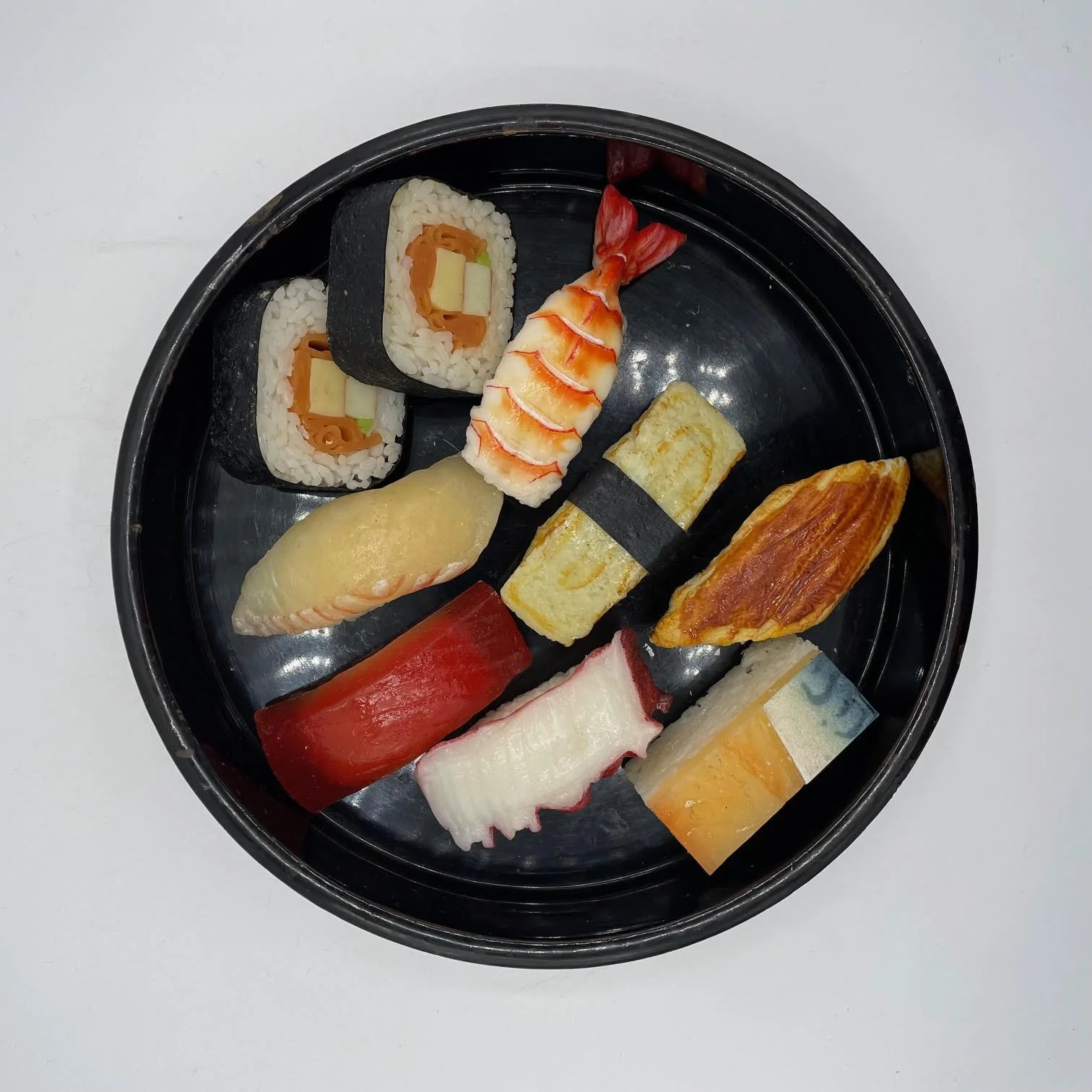 Plateau avec les sushi