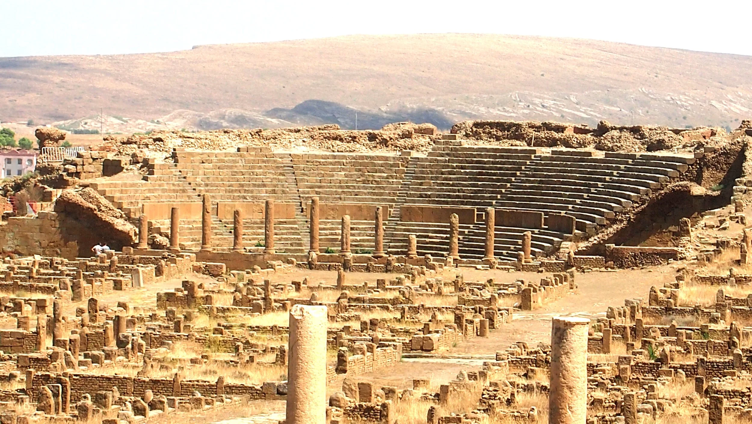 Ancient_Roman_theater_in_Timgad_121.JPG
