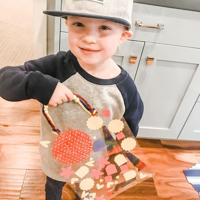 The &ldquo;Mini Creators&rdquo; can do primary colors too! We painted, punched, beaded, cut, and created our Primary Color Contact Paper Collages! ❤️💛💙 thank you @artbarblog for your constant inspiration!
#artstudioforkids #artclassesforkids #teach