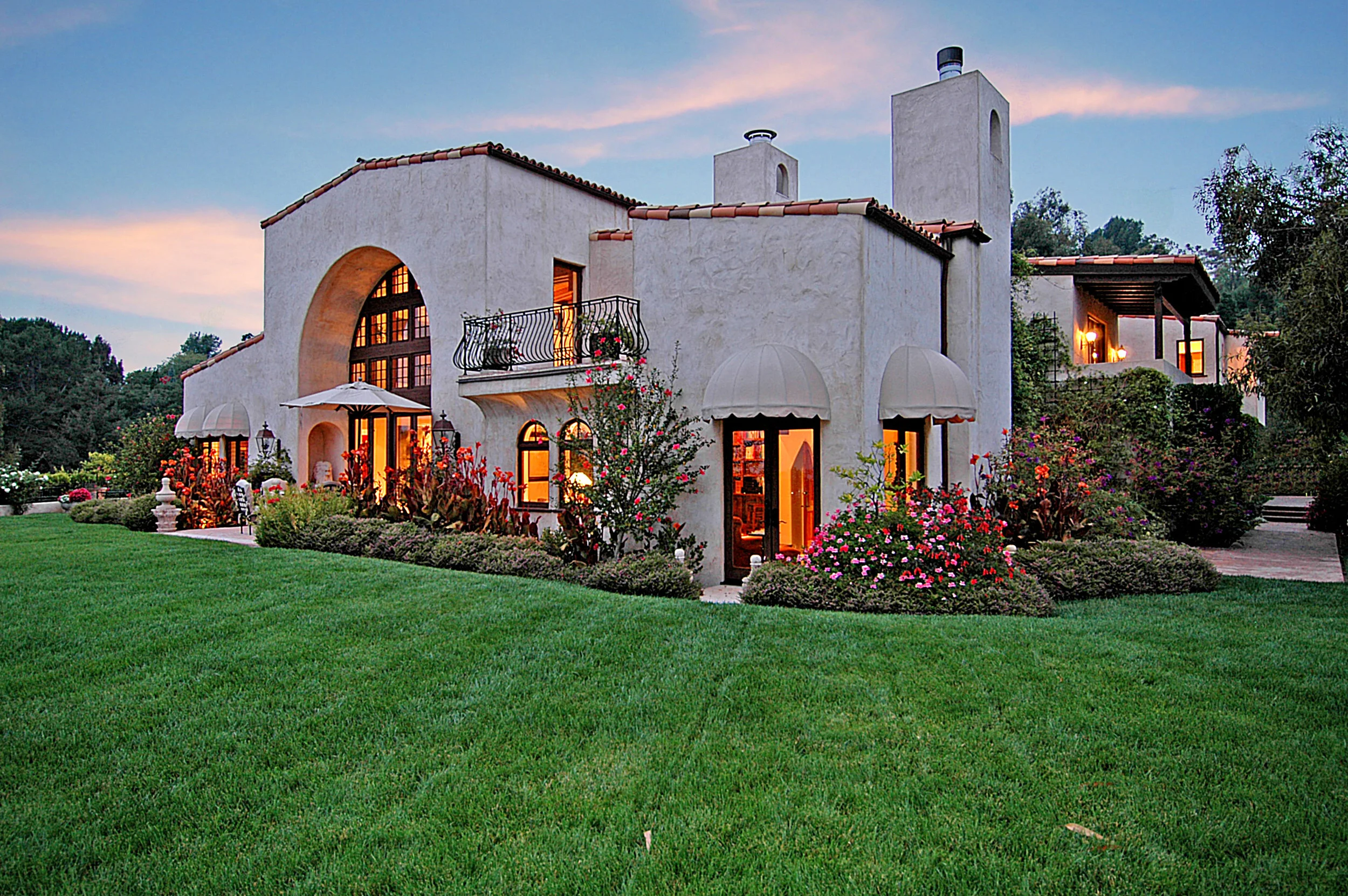 777 Sarbonne Road | Bel-Air SOLD! Listed at $16,500,000 One of the most important view promontories in lower Bel Air. Sited on over an acre, this estate has sweeping views of the Angeleno Mountains, Downtown, Century City and the Ocean. A rare opportunity to own one of the best view properties in all of Los Angeles.