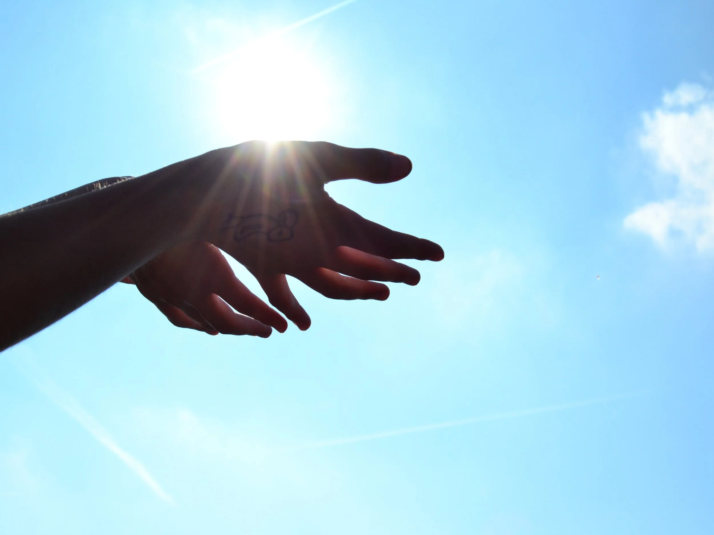 hands-1384735.jpg