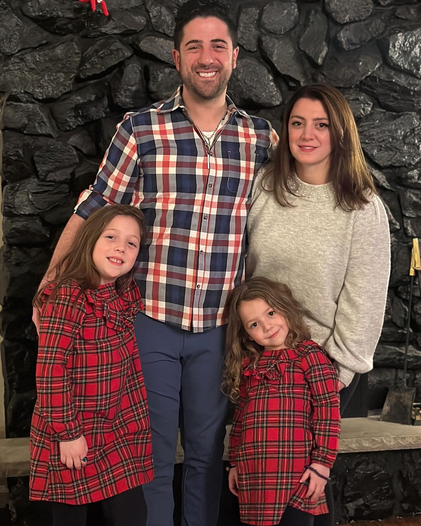 And just like that, Christmas 🎄turned into New Years 🎆.

Thankful for a family that works hard and finds a way to be together. Blessed to have all my girls healthy and safe with me. Hopeful for a new year with adventures, happiness and peace 🙏

A 
