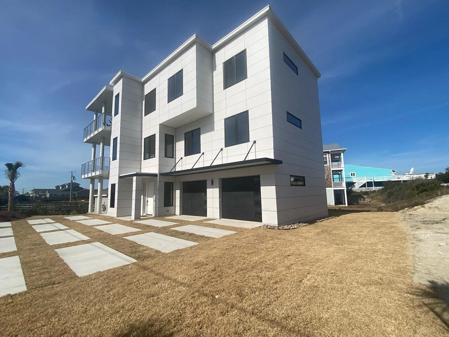 The Bodie Beach House 

Swisspearl High Density Fiber Cement Rainscreen and Carlisle Barrithane VP Air Barrier Assembly #rainscreen #wrb #swissquality