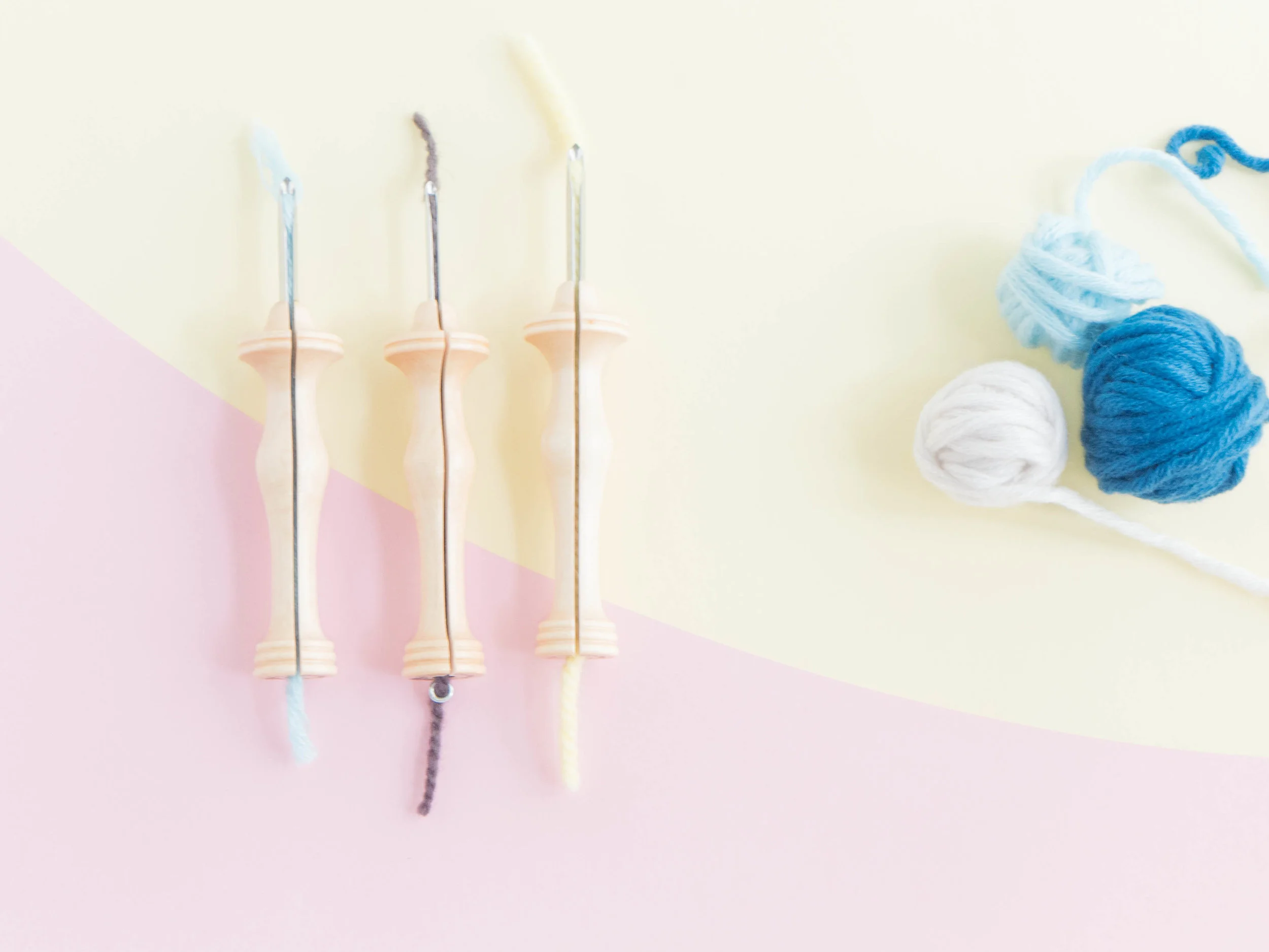 Die Oxford Punch Needle gibt es in zwei Stärken (Fine & Regular) und verschiedenen Größen. Die Stärke bezieht sich auf das nutzbare Garn, die Größen beeinflussen die Höhe der Schlaufen.