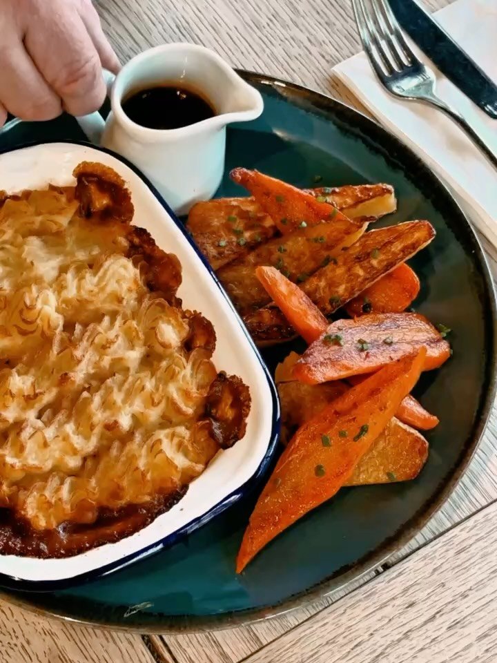 Autumn on a plate🍁🍖

Our kitchen is open every night for your autumnal get aways with a seasonal menu that will run till the end of November, before me switch into some more festive flavours.

Booking always recommended, though walk-ins welcome. In