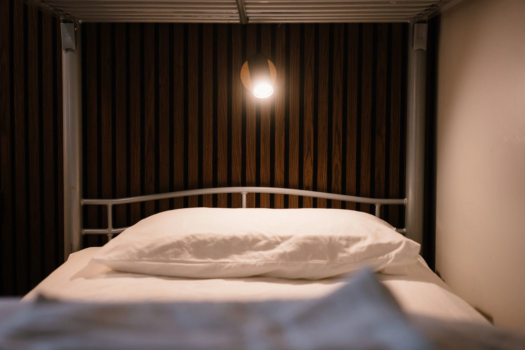 2026-01 Bunkhouse High Res-Room 8 bunk bed lamp LS 30-2.jpg