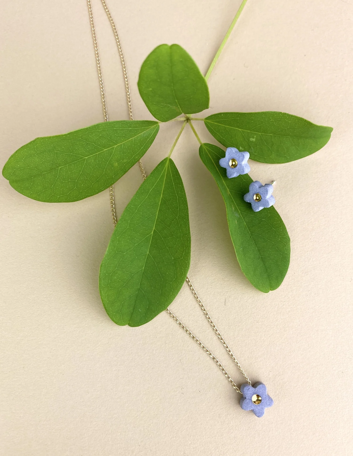 13lue 13 flower necklace【受注品】 Hibiscus Flower Necklace on Satellite Chain - GiGisPetals