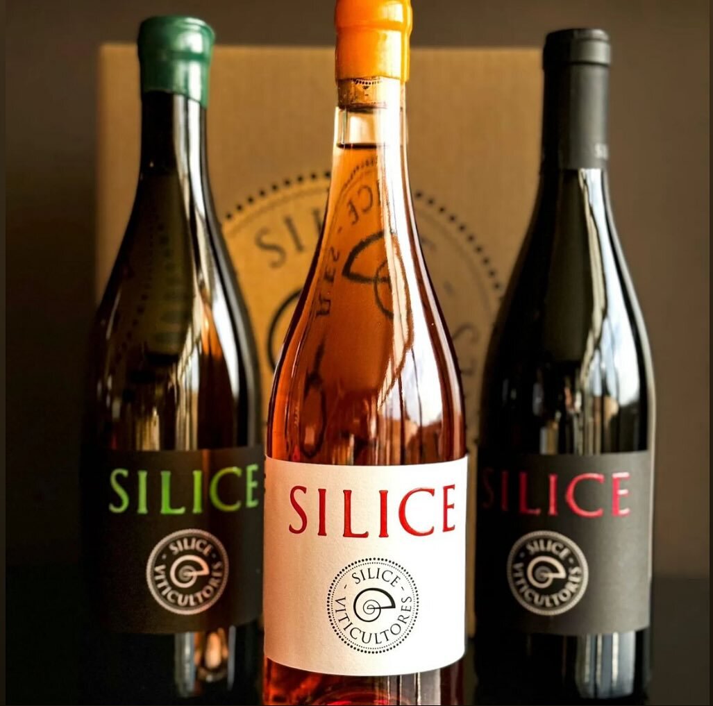 Wednesday Vibes &amp; Imbibes. What we&rsquo;re sippin&rsquo; on this week: Silice from Galicia!
&bull;
📸 &amp; repost @silice_viticultores 
&bull;
&ldquo;Do you know how we make our Rose? With our best Mencia and Garnacha Tintorera grapes, We let t