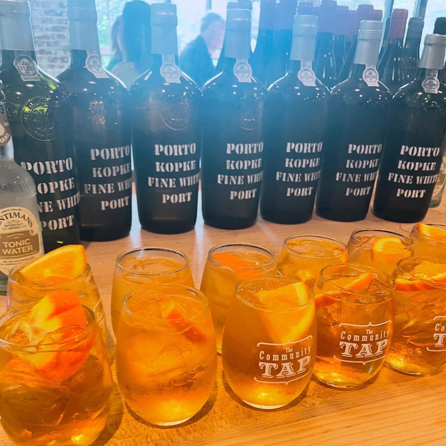 Our favorite endless summer cocktail: Porto Tonico!
&bull;
2oz @kopke1638 white port + 4oz @fentimans_usa tonic water &amp; garnish with an orange slice 🍊☀️ Bel&iacute;ssimo!