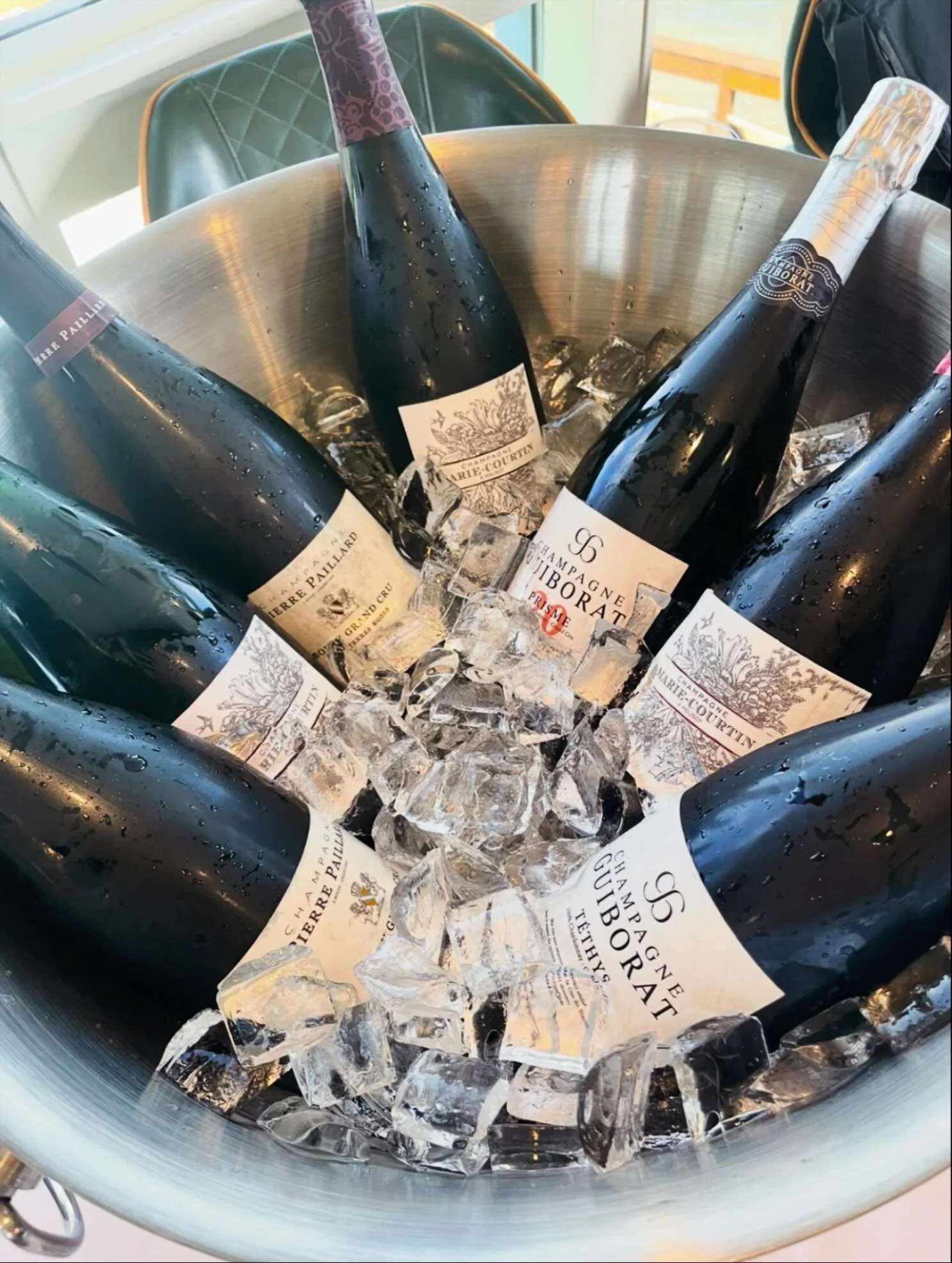 Counting down with bubbles on ice. Hello, New Year. 🎉🥂

#NewYearsEve #HelloNewYear #ChampagneTime #PopTheBubbly #CheersToThat #WineLife #BubblesOnIce #Advintage