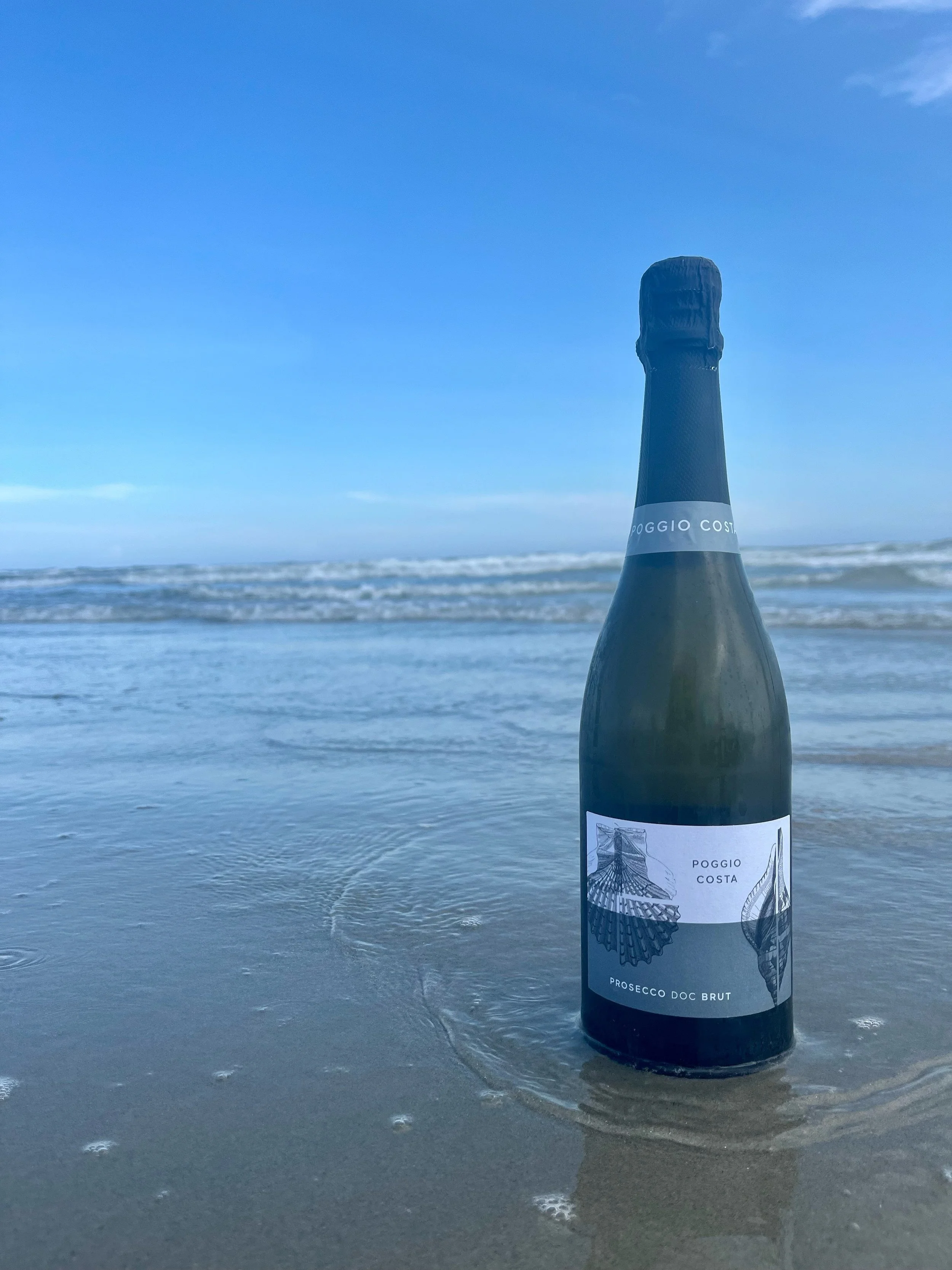 Sun, sand, and sparkling wine&mdash;the perfect recipe for summer. 🌊🥂

Poggio Costa Prosecco DOC Brut is crafted in Italy&rsquo;s renowned Prosecco DOC region from Glera, the grape variety responsible for Prosecco&rsquo;s signature bright fruit and