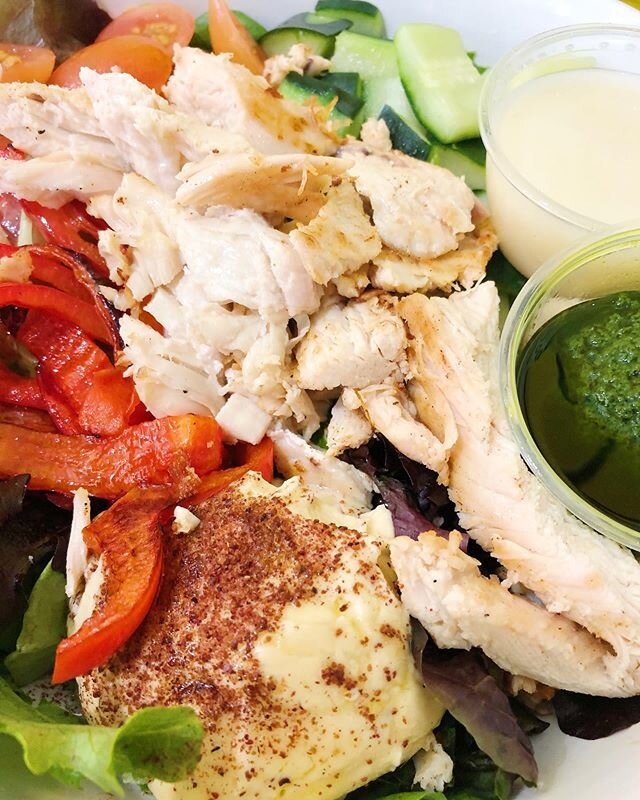 A little bird in a tree told us that you should get the Hummingbird Salad for lunch 👀 Mixed greens loaded with hummus, cucumbers, cherry tomatoes, red bell peppers, verde dressing, and lemon vinaigrette 💰