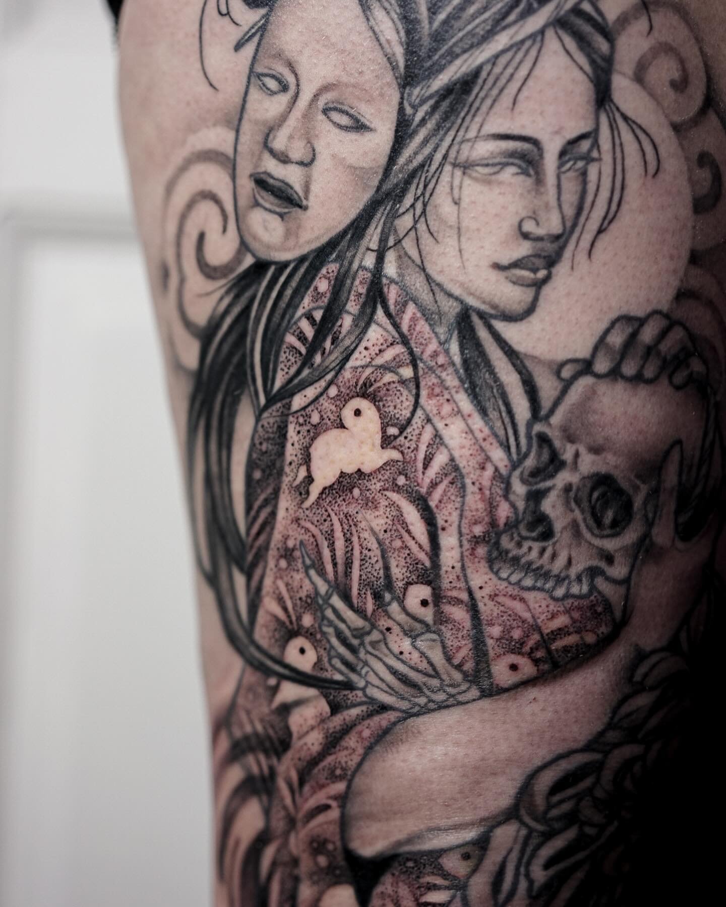 Haben der sch&ouml;nen Yokaidame noch ein s&uuml;&szlig;es Muster f&uuml;r ihren Kimono gegeben ✨ ich mache ja nicht h&auml;ufig Dotwork, aber habe gro&szlig;en Spa&szlig; daran in Details wie diesen welches einzubauen. Ihr d&uuml;rft also immer gern