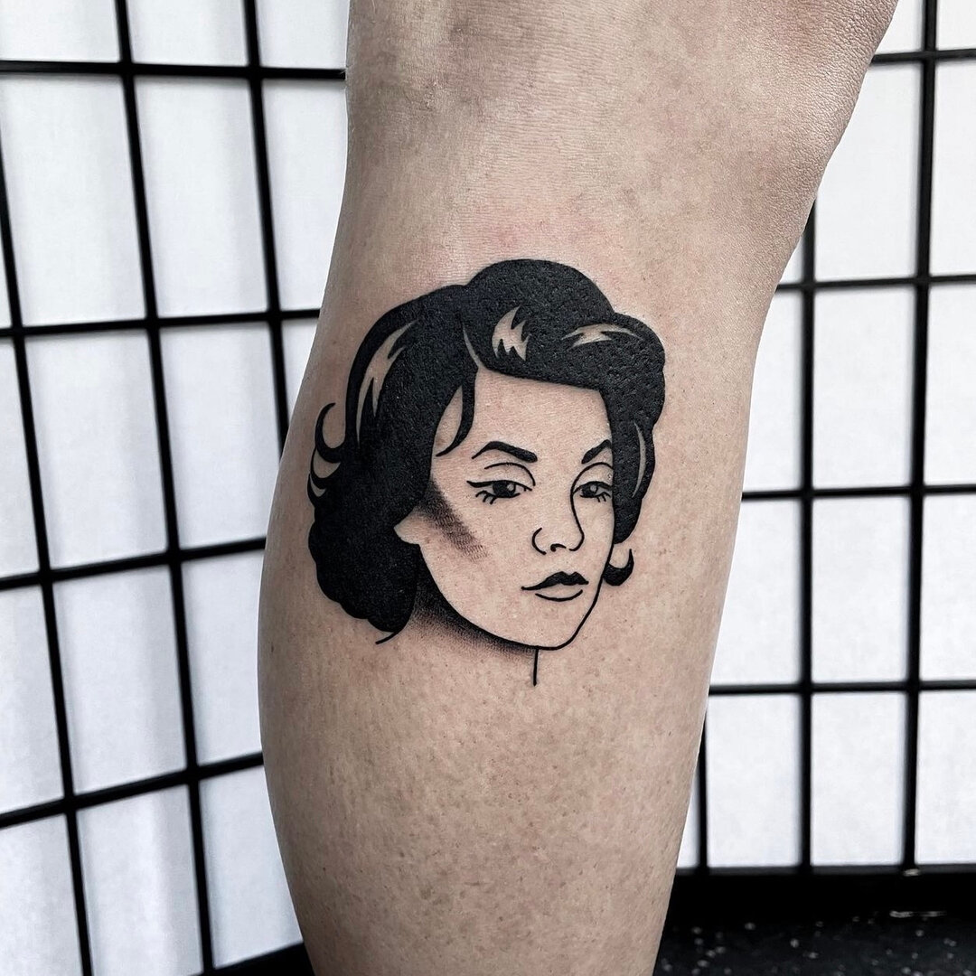 Audrey Horne by the beaut @solitaryhell 💃🏻 Contact Jess for all yah black work needs - she&rsquo;s taking May/June bookings so get in whilst yah can 😈​​​​​​​​​.
.
#threekingstattoo #3KLDN #threekingslondon #3K #tattoo #tattooing #london #deptford 