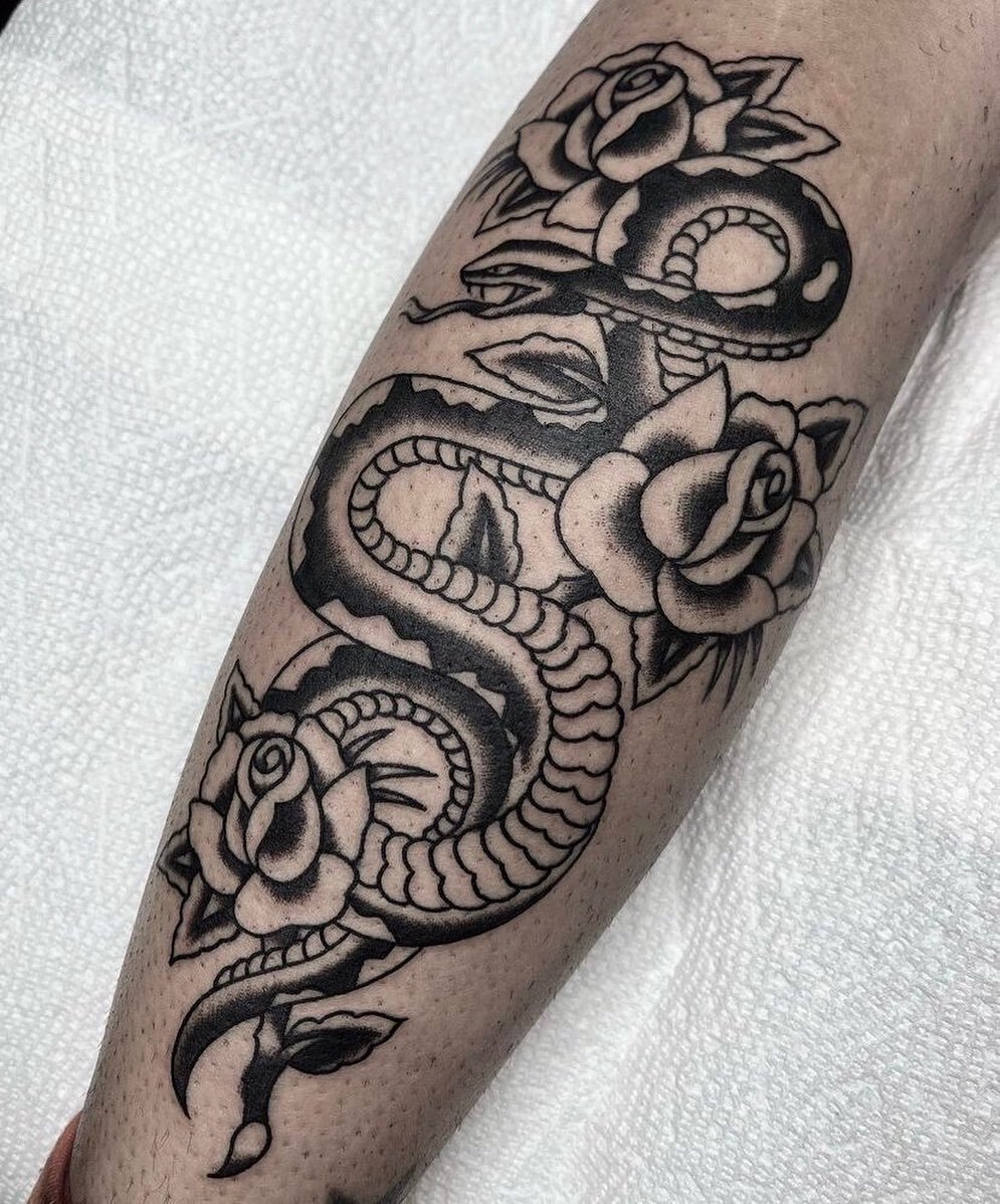 Trad Snake &amp; Roses by @anthonypapallo @threekingsli !
⠀⠀⠀⠀⠀⠀⠀⠀⠀
Available for walk-ins and appointments Sunday-Tuesday. Call or email the shop for walk-in/booking details and availability!!
☎️ 516 771 0112
📧 3KLI@threekingstattoo.com
⠀⠀⠀⠀⠀⠀⠀⠀⠀
&