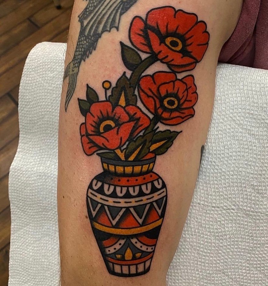 Poppy Flower Vase by @whipshadewayne 
3KBK@THREEKINGSTATTOO.COM 
.
.
.
#threekingstattoo #3k #3kbk #3knyc #3kli #3kldn #colortattoo #traditionaltattoo #tradtattoo #nyctattoo #bktattoo #nyctattooartist #bktattooartist #inkedmag #tattoodo #tattoosnob #