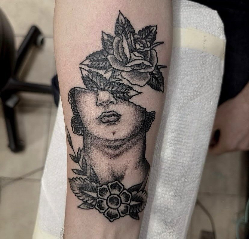 Statue head and rose by @simonvelez. Hit us up for Simon&rsquo;s availability!
3KBK@THREEKINGSTATTOO.COM
.
.
.
#threekingstattoo #3k #3kbk #3knyc #3kli #3kldn #traditionaltattoo #tradtattoo #nyctattoo #bktattoo #nyctattooartist #bktattooartist #inked