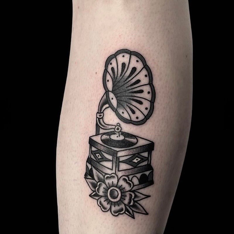 Gramophone courtesy of @lorenaskunkrocker 3KNYC@THREEKINGSTATTOO.COM
.
.
.
#threekingstattoo #3knyc #gramophonetattoo #blackandgreytattoo #traditionaltattoo #nyctattoo #nyctattooartist #radtattoos #tattoosnob #tattoodo #alliancetattoosupply #tattoosa