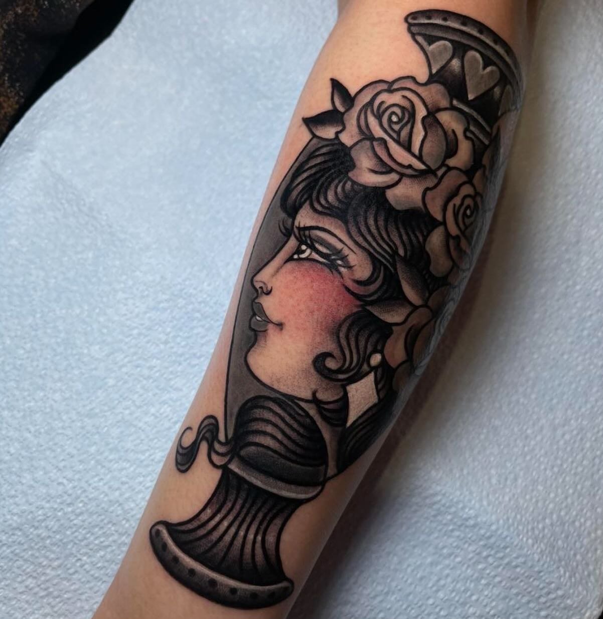 Vase with a face by @frida_sedgwick!
3KBK@THREEKINGSTATTOO.COM
.
.
.
#threekingstattoo #tattoosnob #skinart_traditional #tttism #neotraditionaltattoo #ladyboss #ladytattooers #tattoo #tattooartist #blackandgrey #newyorkcity #brooklyn #colombian #tatt