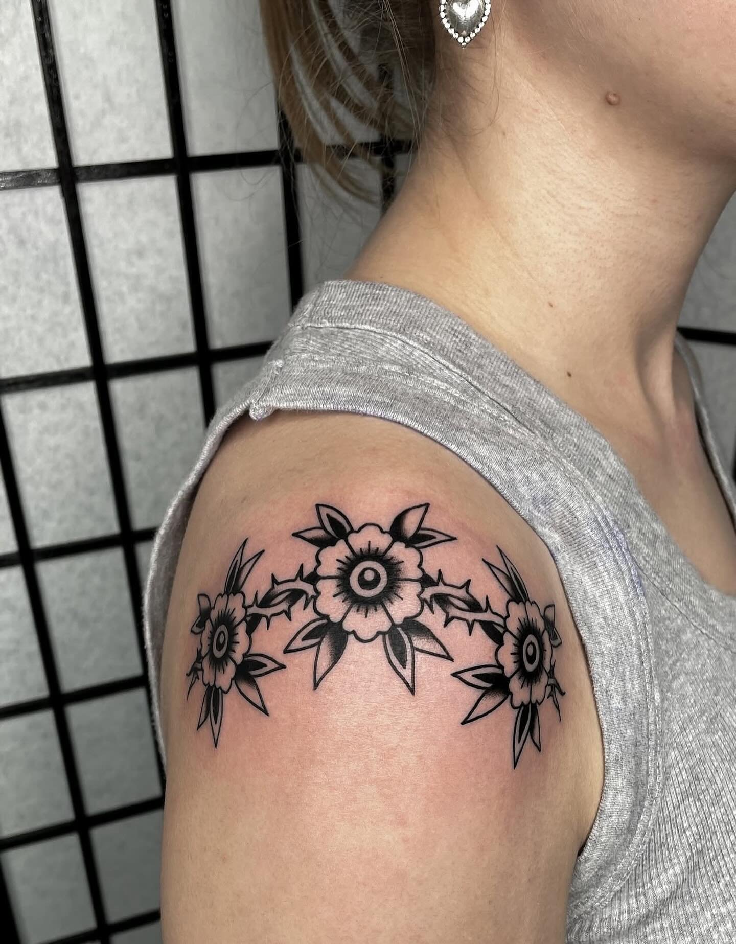 Some shoulder cuff action from @solitaryhell ✨ For remaining June bookings and the last of Jess&rsquo; July spots reach out to her directly! 
.
.
#threekingstattoo #3KLDN #threekingslondon #3K #tattoo #tattooing #london #deptford #brockley #southlond