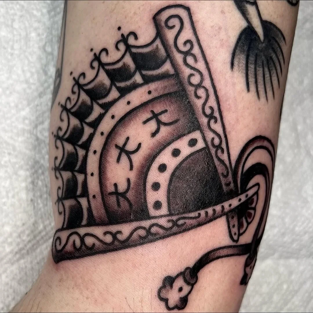 American Traditional Fan done by @summerejnes ! 
⠀⠀⠀⠀⠀⠀⠀⠀⠀
3KLI@THREEKINGSTATTOO.COM
•
•
•
#3kli #3kny #threekingstattoo #threekingsli #tattoosareeveryone #longislandtattooartist #americantraditional #blackandgreytattoos #traditionalta