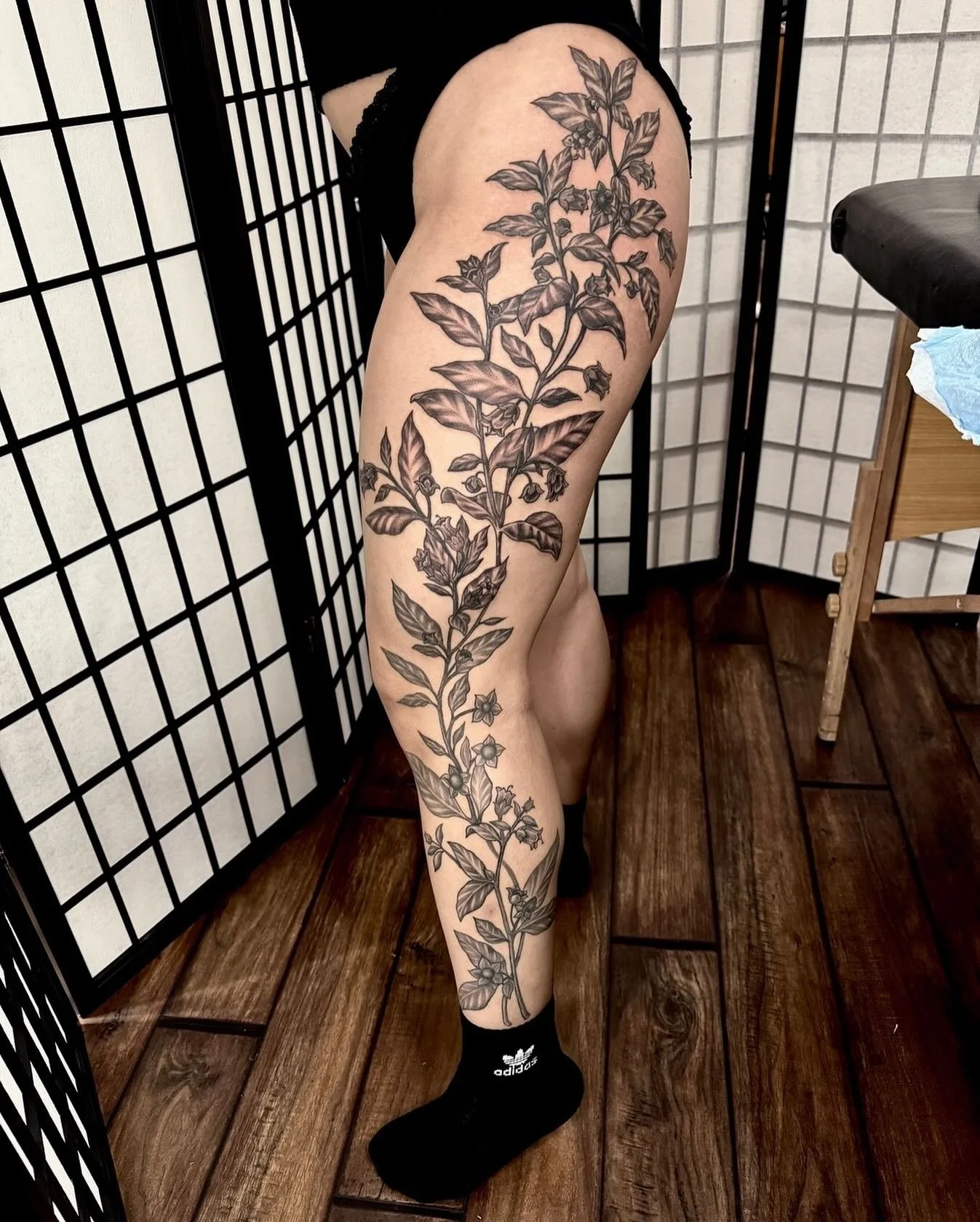 Beautiful Bella Donna Floral Piece by @joliematthews ! 
⠀⠀⠀⠀⠀⠀⠀⠀⠀
3KLI@THREEKINGSTATTOO.COM
•
•
•
#3kli #3knyc #3kbk #longislandtattoo #longislandtattooartist #nytattooartist #blackandgreytattoo #floraltattoos #florals #botanical #bota