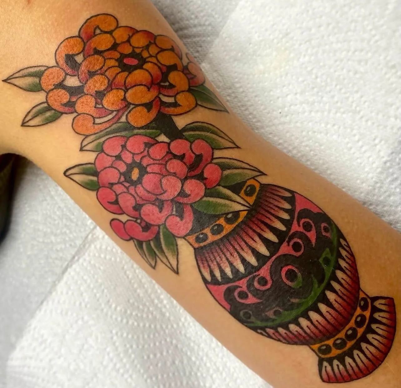 Sickkkkk traditional vase from @plattstatts ✨ For November bookings reach out to Jess directly! 
.
.
#threekingstattoo #3KLDN #threekingslondon #3K #tattoo #tattooing #london #deptford #brockley #southlondon #newcross #se8 #tattooartist #tattoosnob #