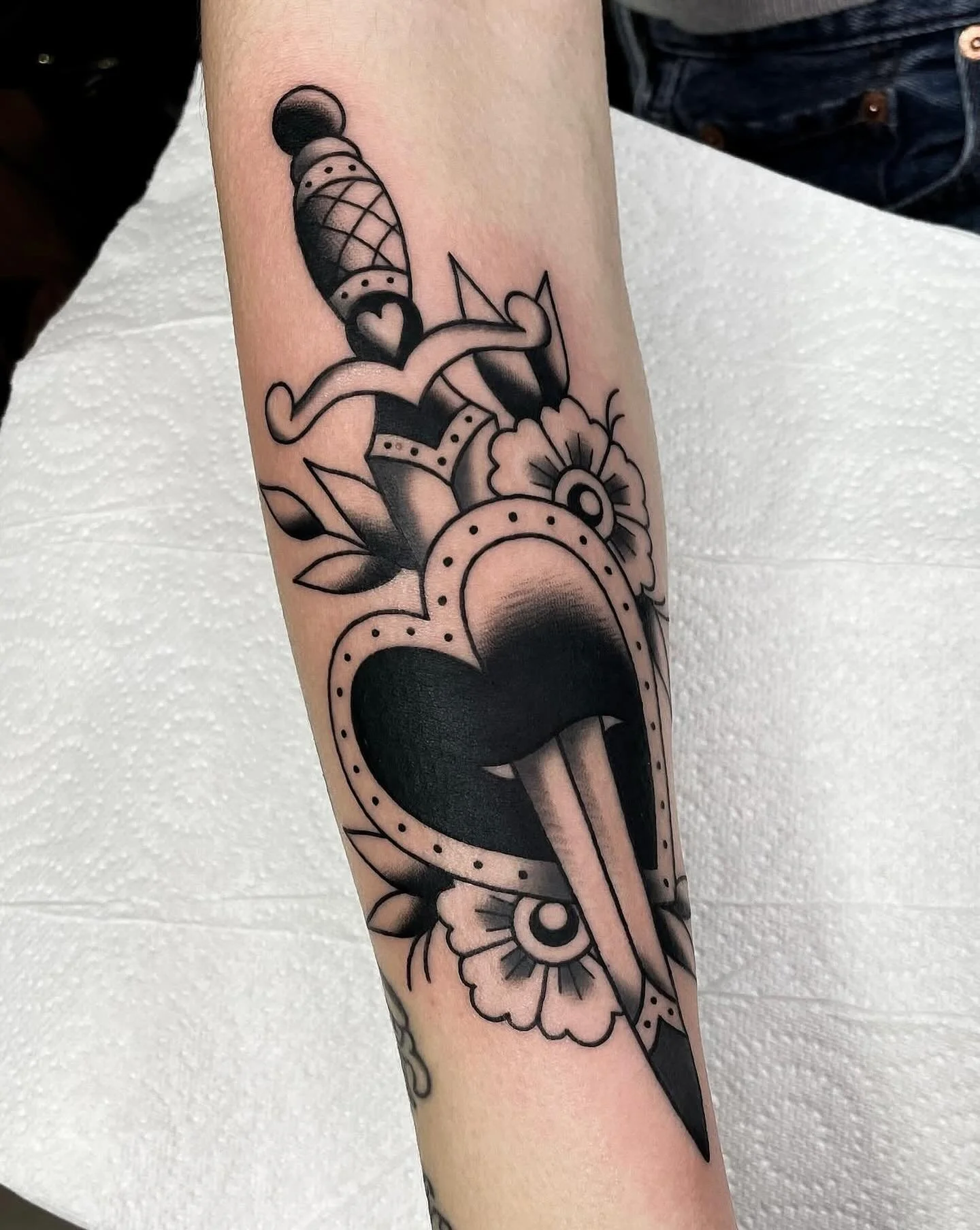 Some fun dagger trad from @tattooswithjess ✨ For remaining November/december appointments reach out to Jess directly or slide in on a Saturday for her walk ins! 
.
.
#threekingstattoo #3KLDN #threekingslondon #3K #tattoo #tattooing #london #deptford 