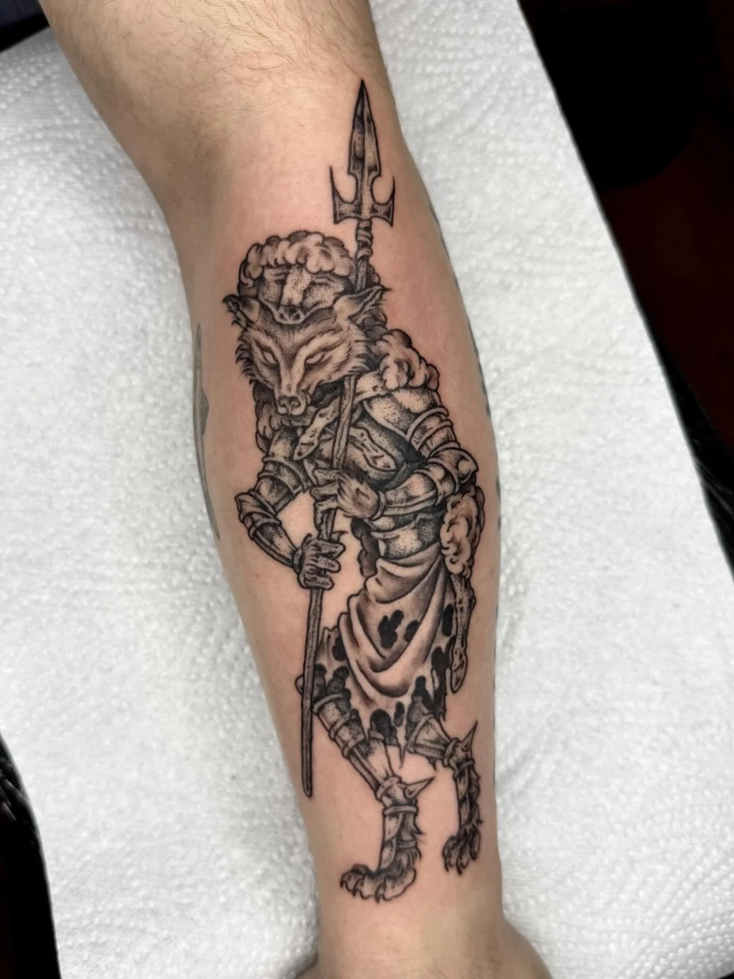 Fox on the warpath @slimesociety - for walks in with Colin slide into the shop Wednesdays, or reach out to him directly to book in for December! 
.
.
#threekingstattoo #3KLDN #threekingslondon #3K #tattoo #tattooing #london #deptford #brockley #south