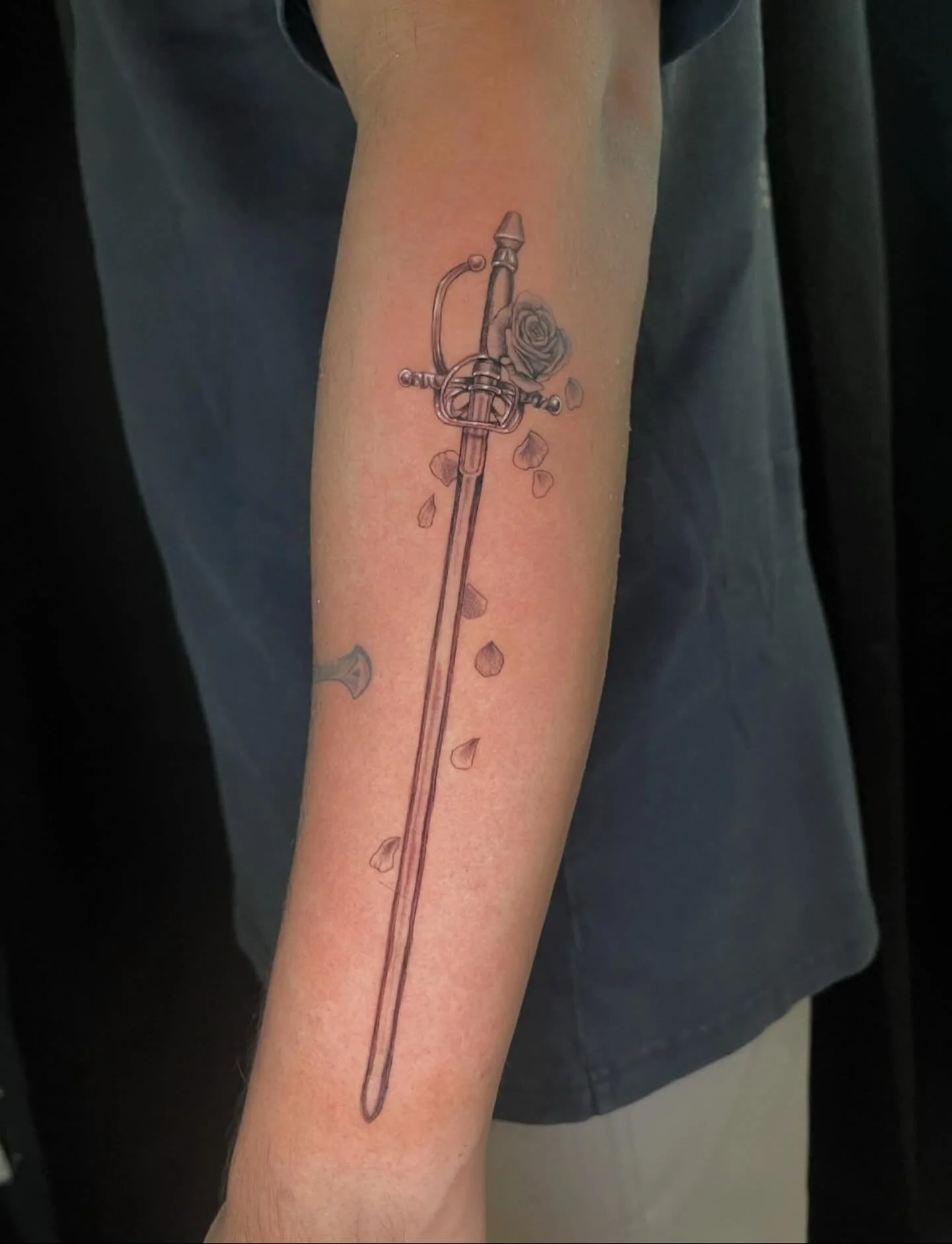 Fine line sword by @jandadrawsstuff!
3KBK@THREEKINGSTATTOO.COM
.
.
.
#threekingstattoo #skinart_collectors #ladytattooers #finelinetattoo #finelinetattoos #tattoosnob #tttism #tattoosareeveryone