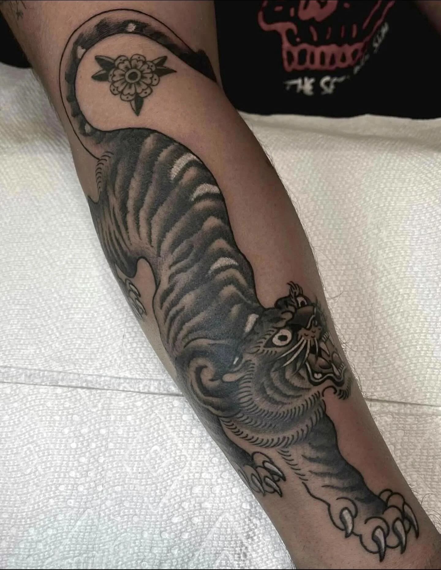 Crawling tigers are always welcome! Tattoo by @anthonypapallo
3KBK@THREEKINGSTATTOO.COM
.
.
.
#threekingstattoo #tiger #tigertattoo #tattoosnob #skinart_collectors #skinart_traditional #traditionaltattoos #tattoosareeveryone