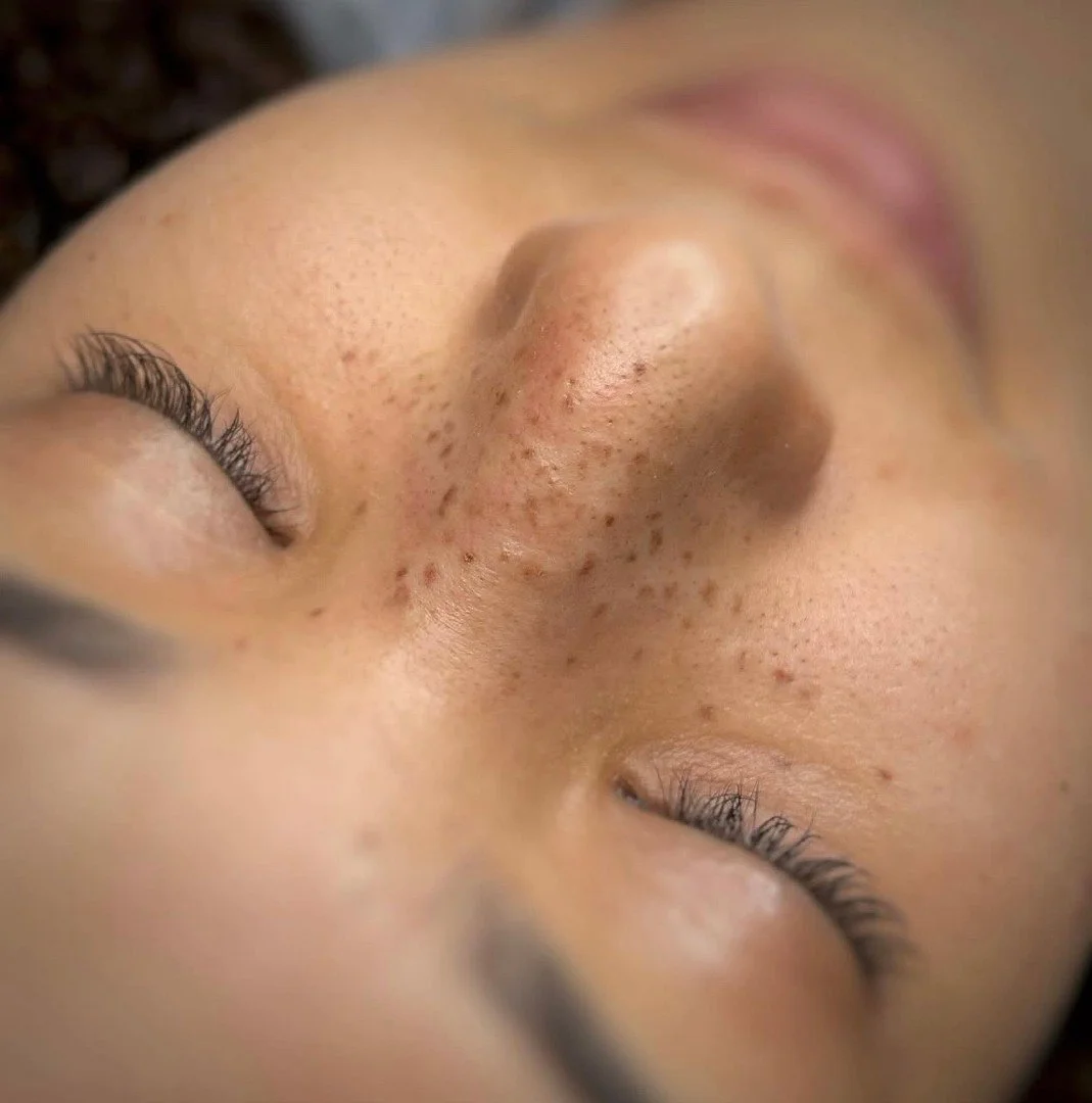 Some juicy lil frecks from @that_browgirl ✨ treat yourself to get rid of the January blues by reaching out to sophie and booking in for  frecks, ombre brows or microblading! 
.
.
#threekingstattoo #3KLDN #threekingslondon #3K #tattoo #tattooing #lond