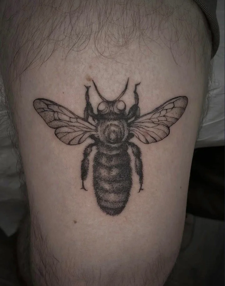 Sweet lil worker bee from @spilled_______ ✨ For walk ins head in on Sundays or drop Seneida an email to book in for Jan! 
.
.
#threekingstattoo #3KLDN #threekingslondon #3K #tattoo #tattooing #london #deptford #brockley #southlondon #newcross #se8 #t