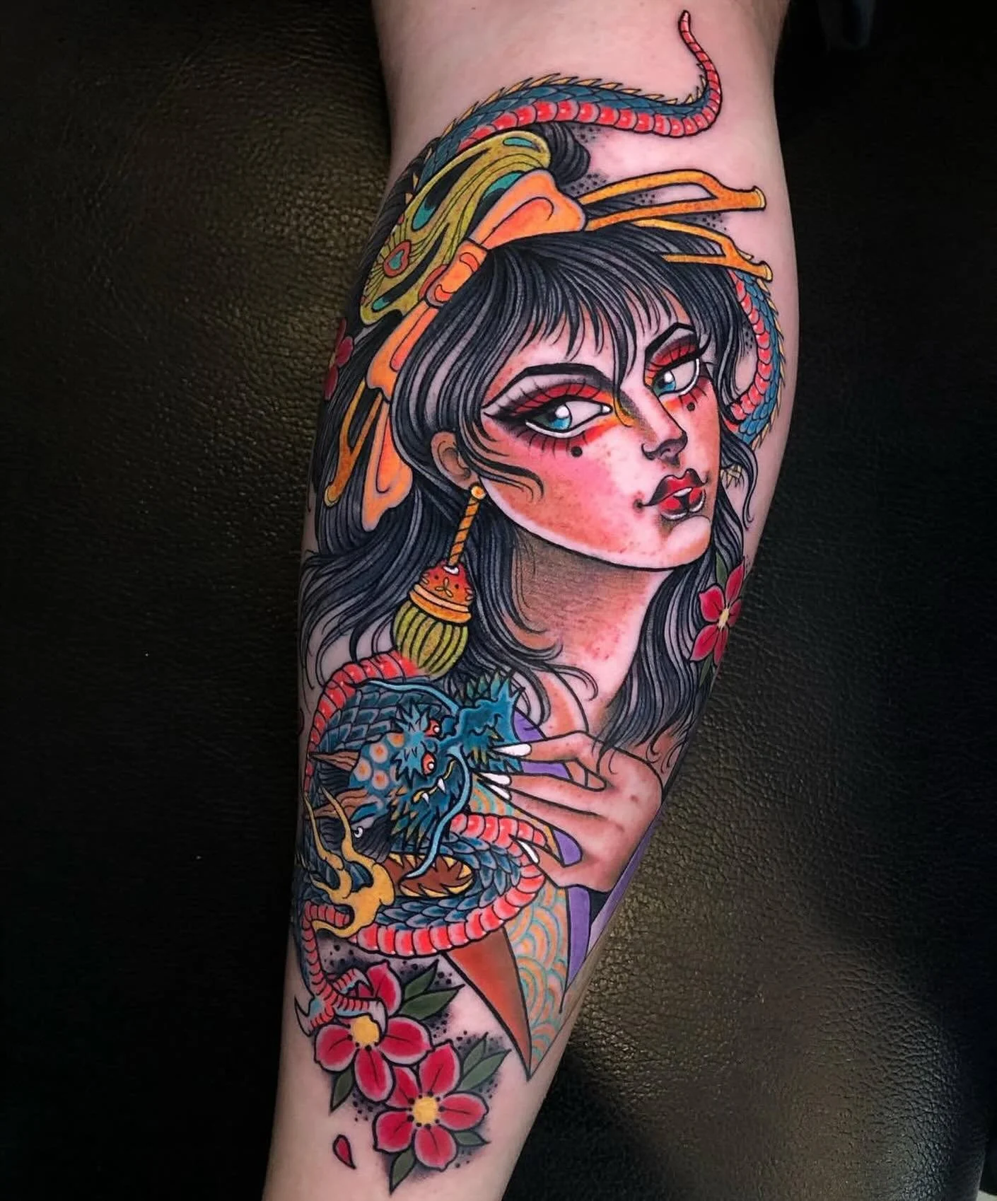 Lady head tattoo by @frida_sedgwick 🐉
3KBK@THREEKINGSTATTOO.COM
.
.
.
#threekingstattoo #ladyheadtattoo #colombiantattooartist #ladytattooers #skinart_collectors