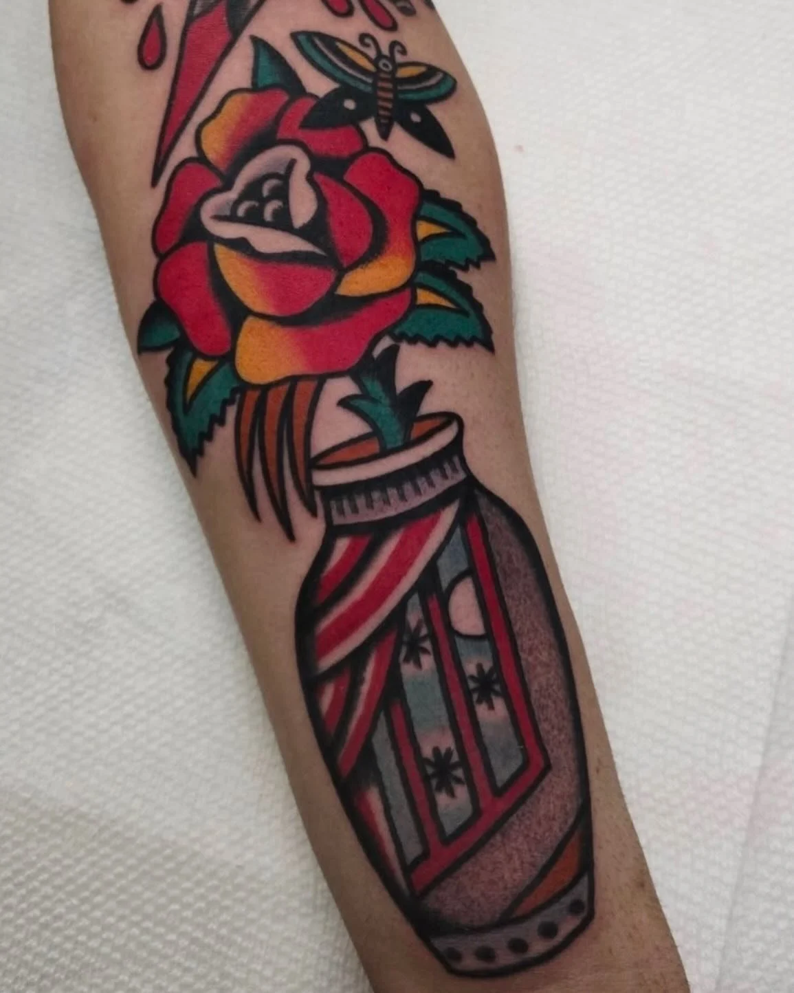 Vase, rose and butterfly combo pack by @brenn_cox
3KBK@THREEKINGSTATTOO.COM
.
.
.
#threekingstattoo #tattoos #tattooartist #bright_and_bold #traditionaltattoo