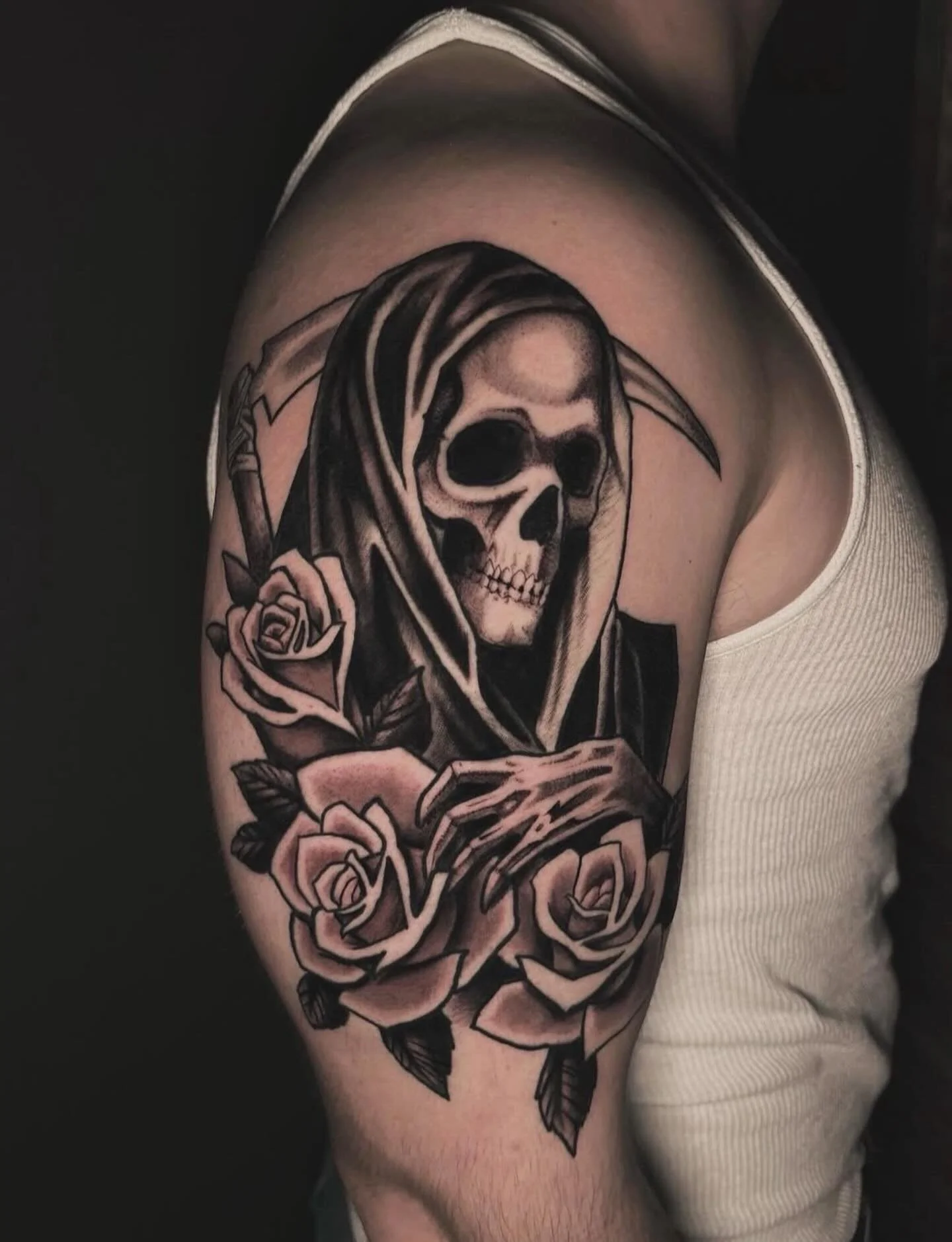 Reaper and roses by @anthony_pereira_ 🥀
3KBK@THREEKINGSTATTOO.COM
.
.
.
#threekingstattoo #tattoosnob #blackandgreytattoo #neotraditionaltattoo #tttism