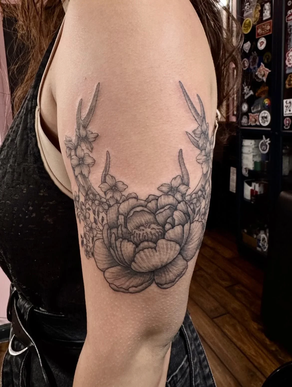 Antlers and flowers by @joliematthews
3KBK@THREEKINGSTATTOO.COM
.
.
.
#threekingstattoo #blackandgreytattoo #tattoosnob #ladytattooartist #tattoos